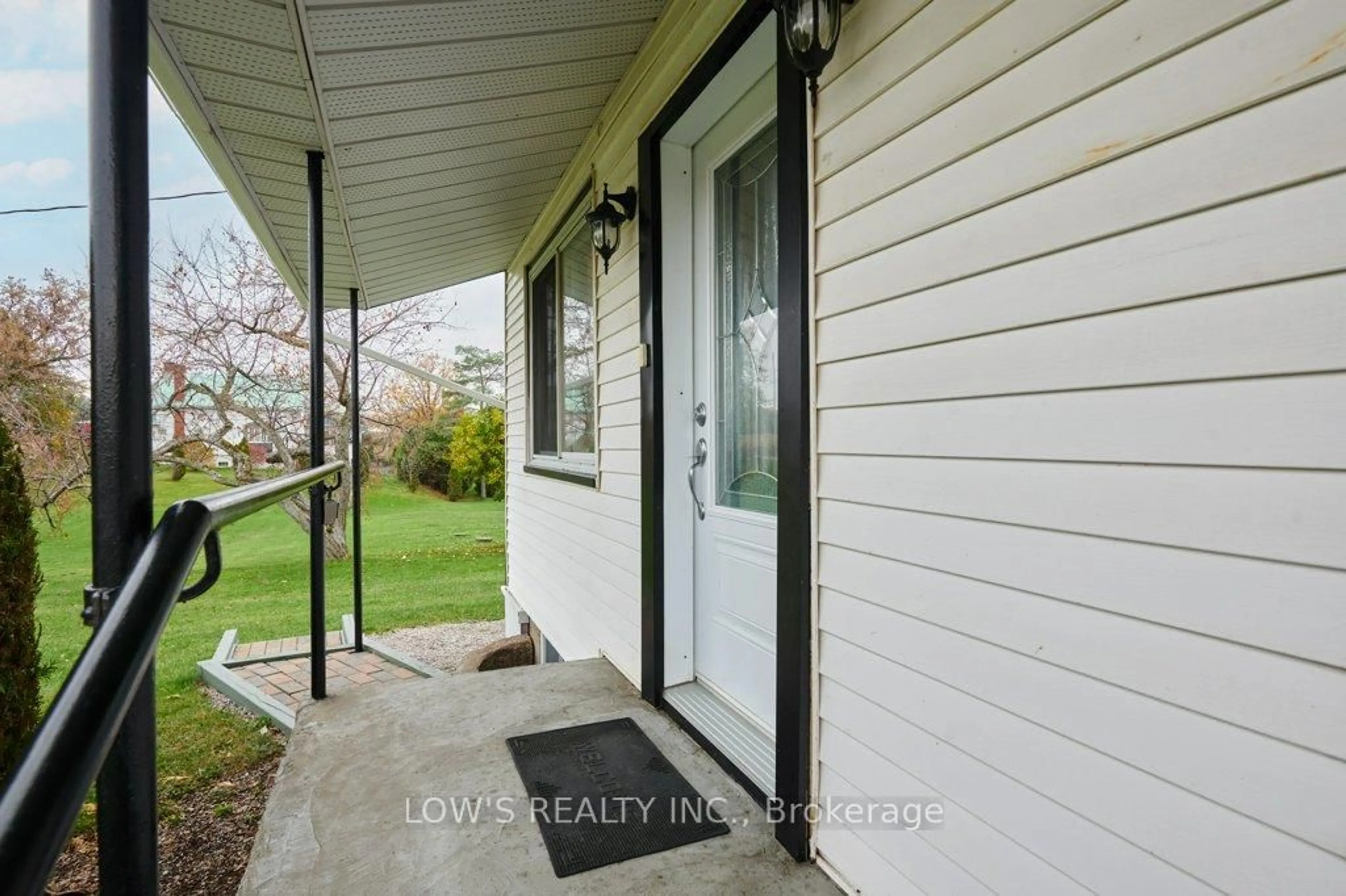 Indoor entryway for 2756 Highway 34 Highway, Champlain Ontario K6A 2R2