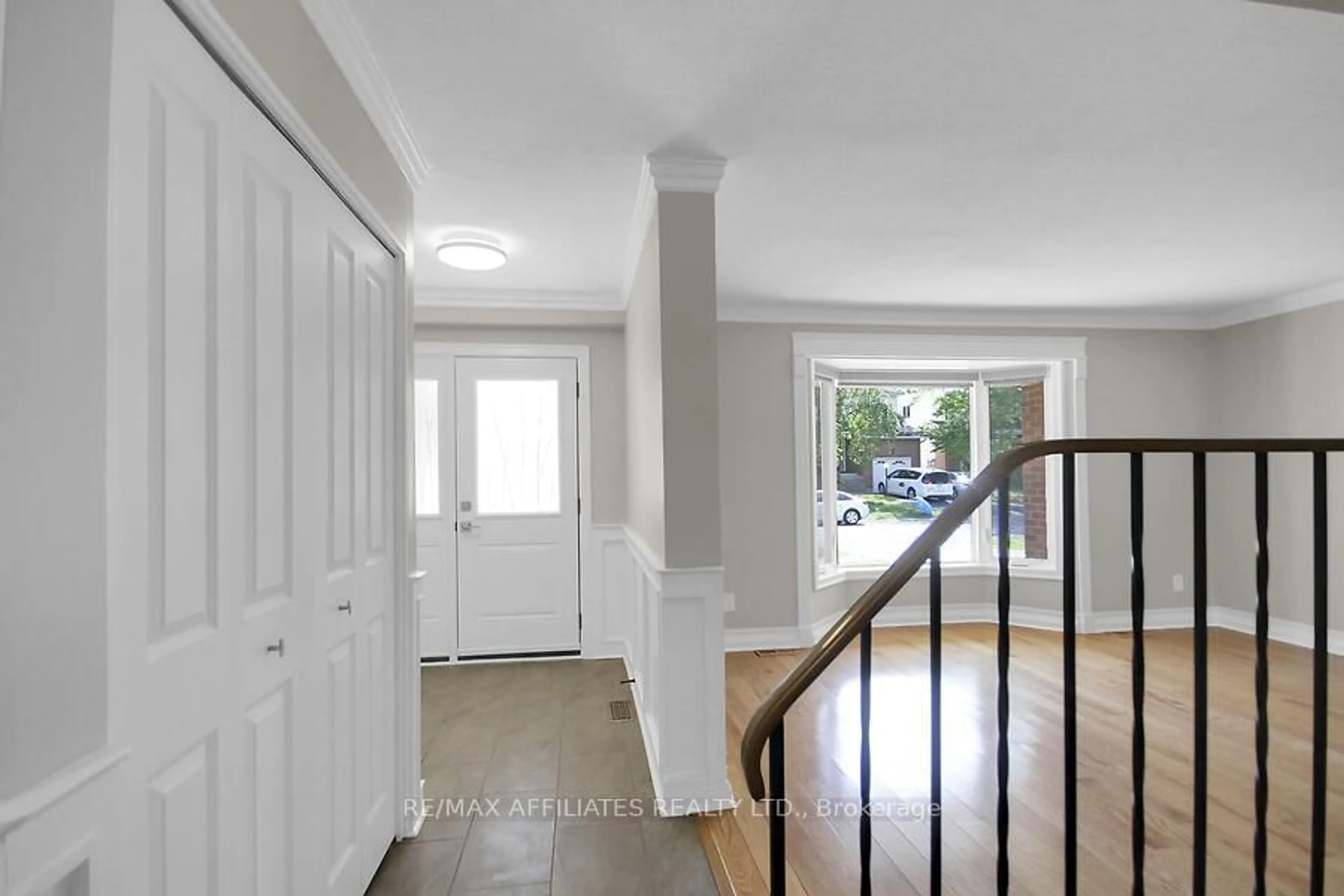Indoor entryway for 23 Tamblyn Cres, Kanata Ontario K2L 3A5