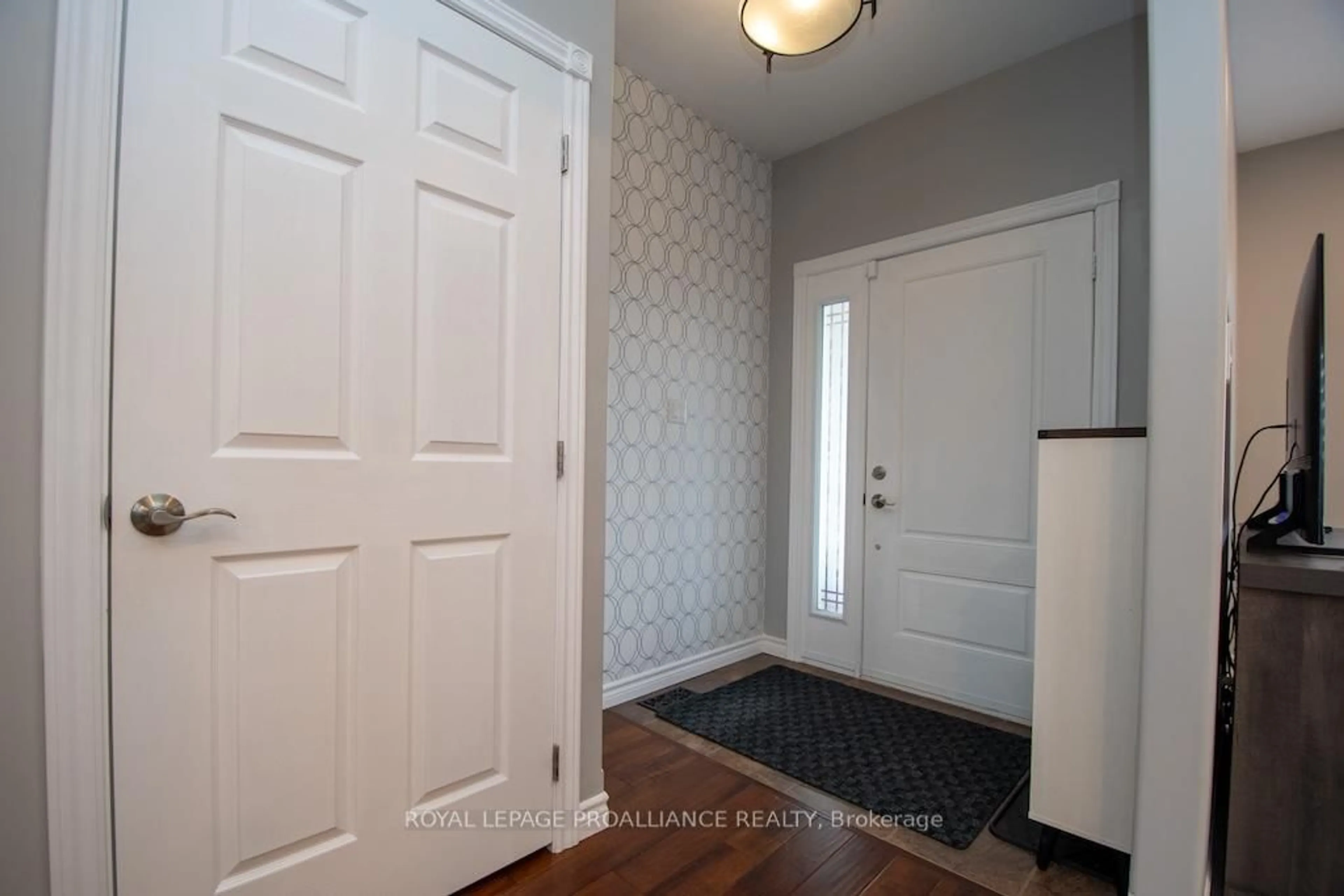 Indoor entryway for 1445 Ireland Dr, Peterborough Ontario K9K 0A4