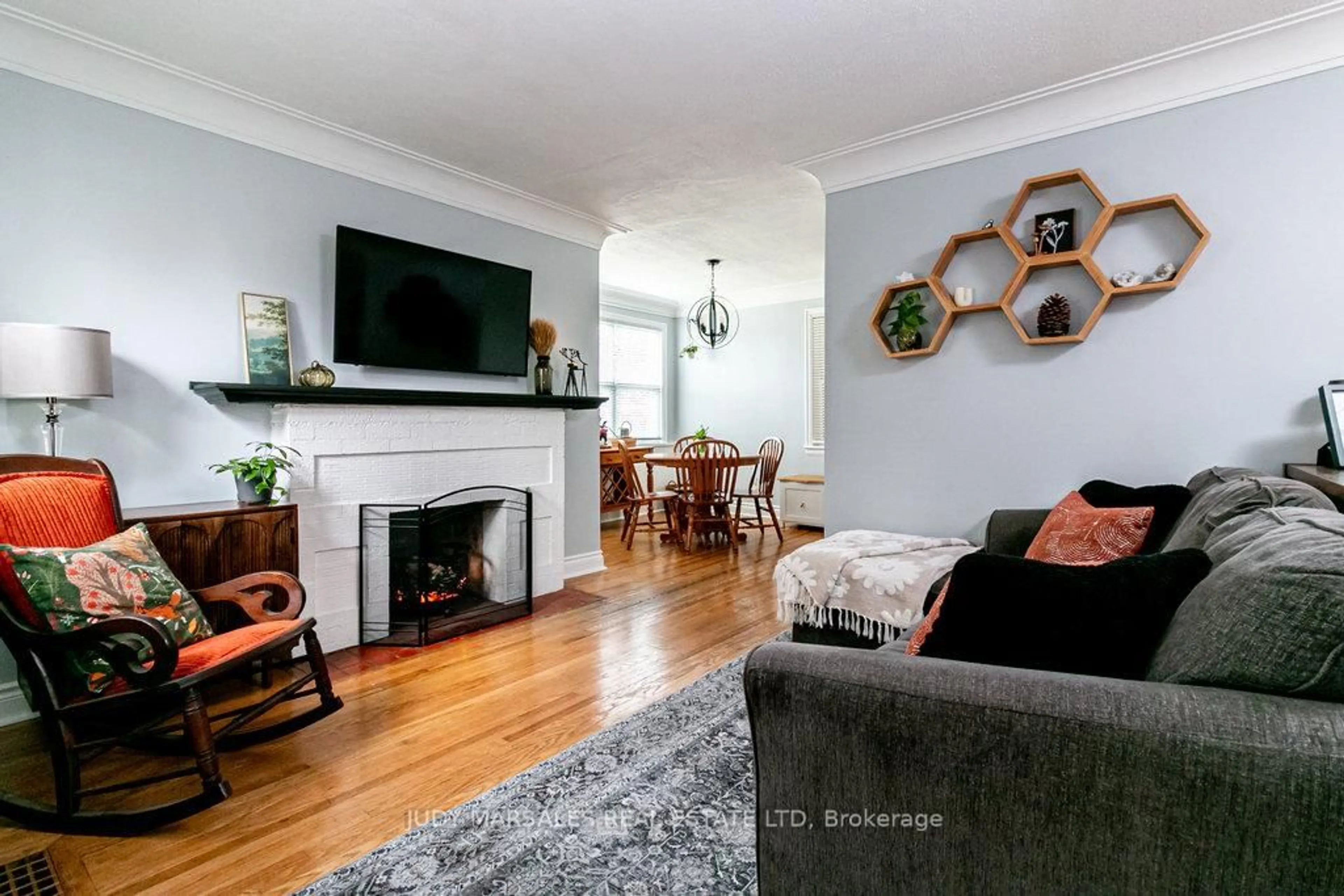 Living room with furniture, wood/laminate floor for 30 Montrose Ave, Hamilton Ontario L8K 4X9