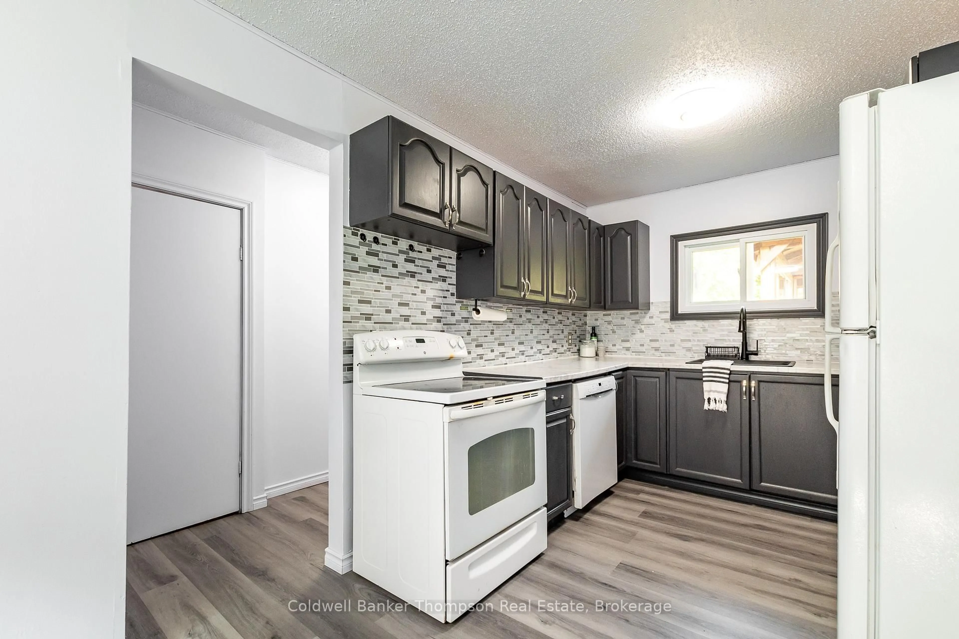 Standard kitchen, unknown for 1980 Lone Pine Dr, Huntsville Ontario P0B 1L0