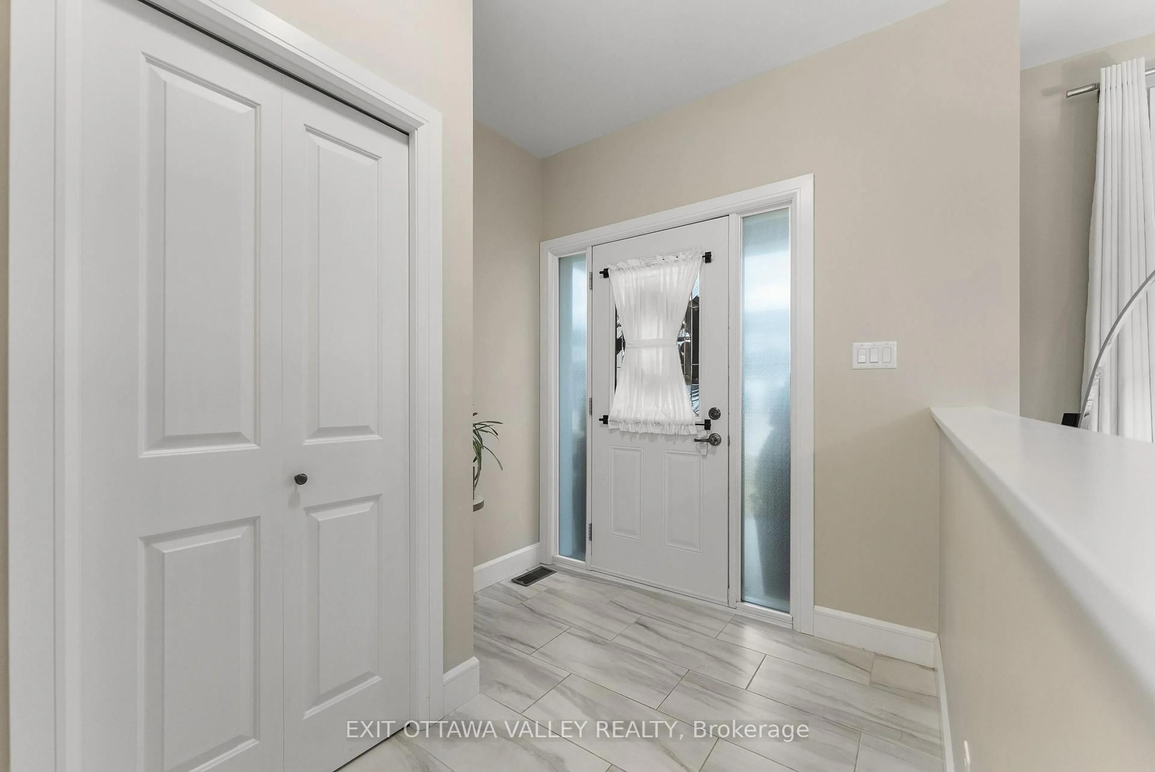 Indoor entryway for 54 Chad St, Petawawa Ontario K8H 0G8