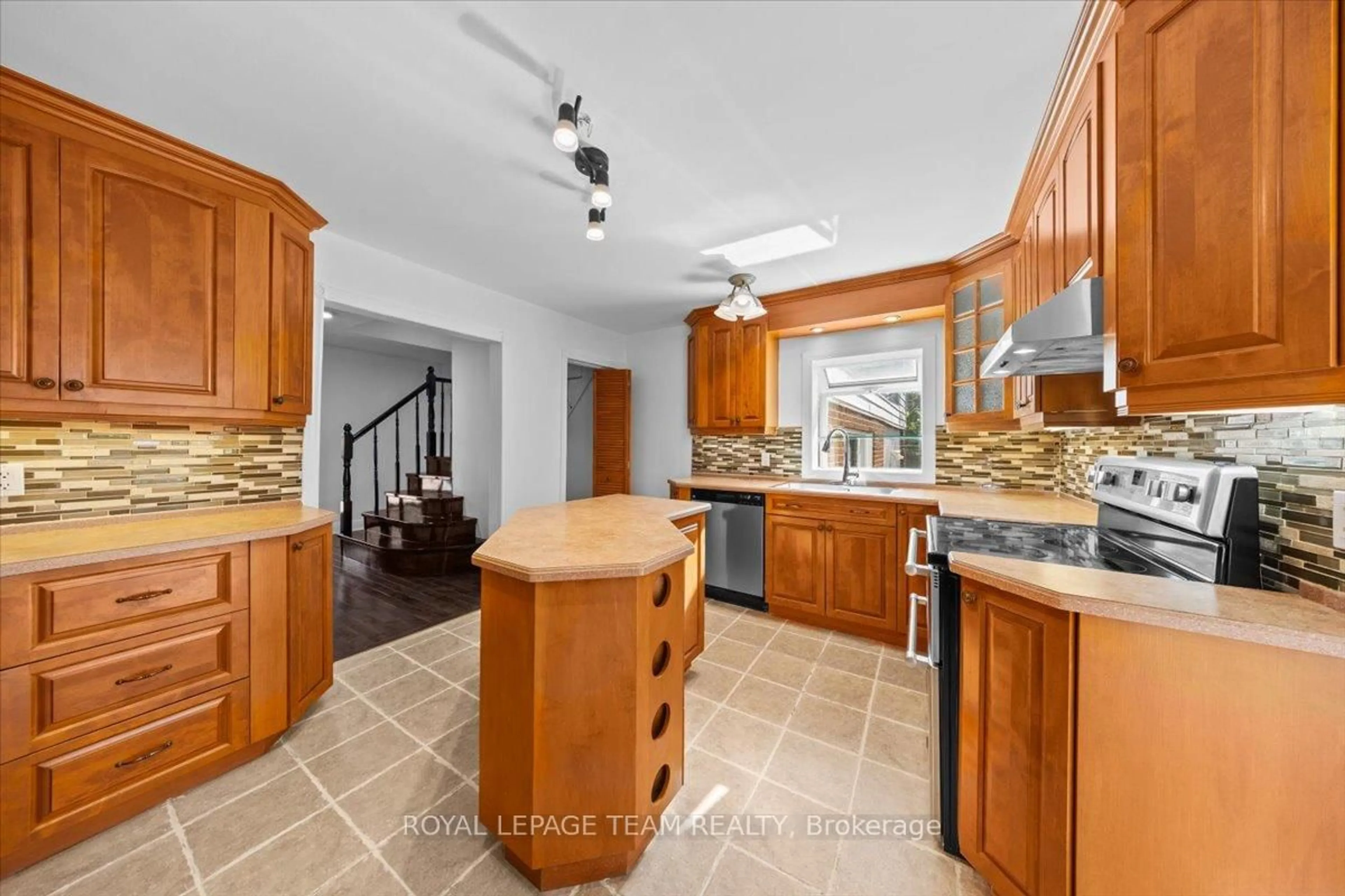 Open concept kitchen, ceramic/tile floor for 5410 Old Richmond Rd, Ottawa Ontario K2R 1G7