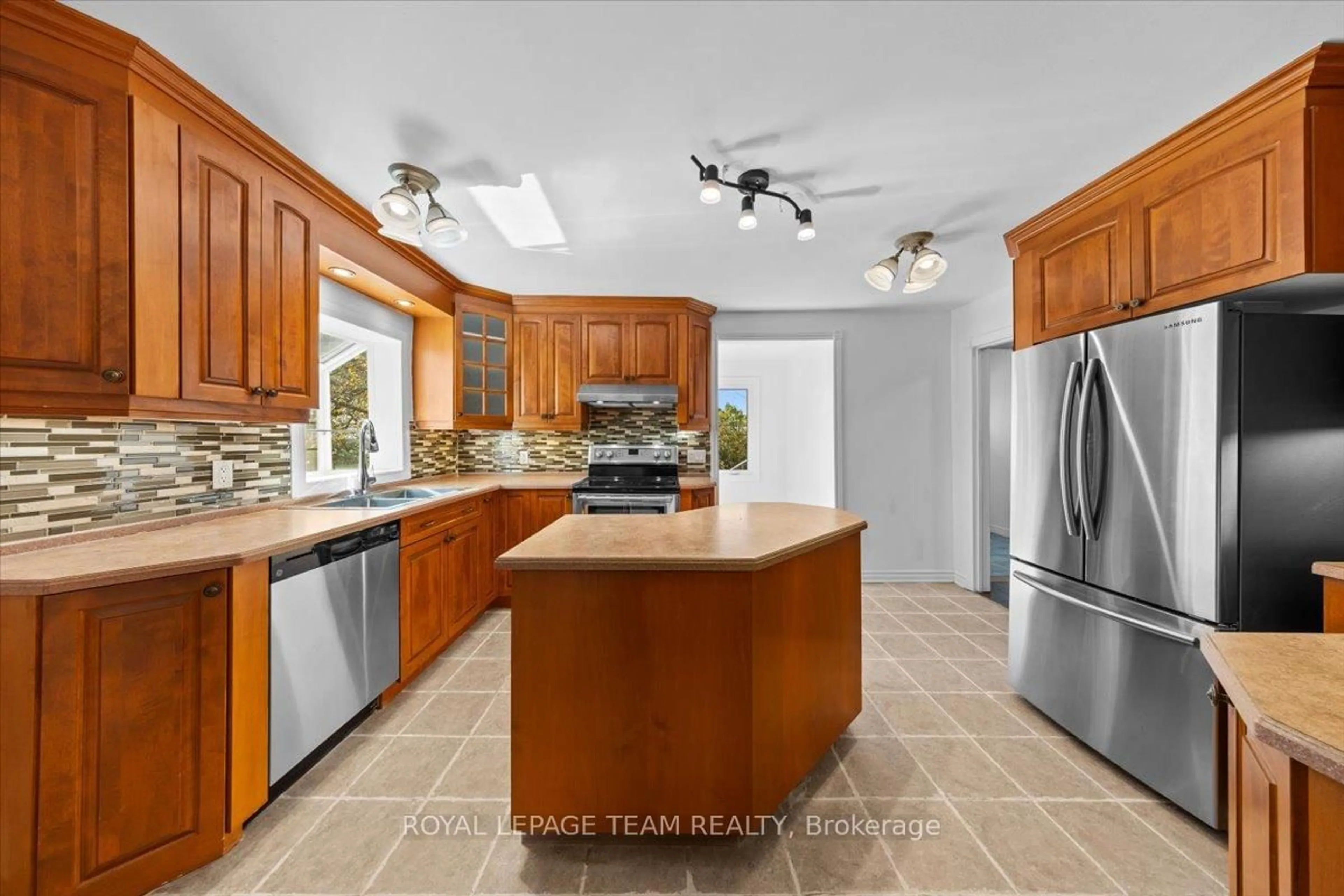 Open concept kitchen, ceramic/tile floor for 5410 Old Richmond Rd, Ottawa Ontario K2R 1G7
