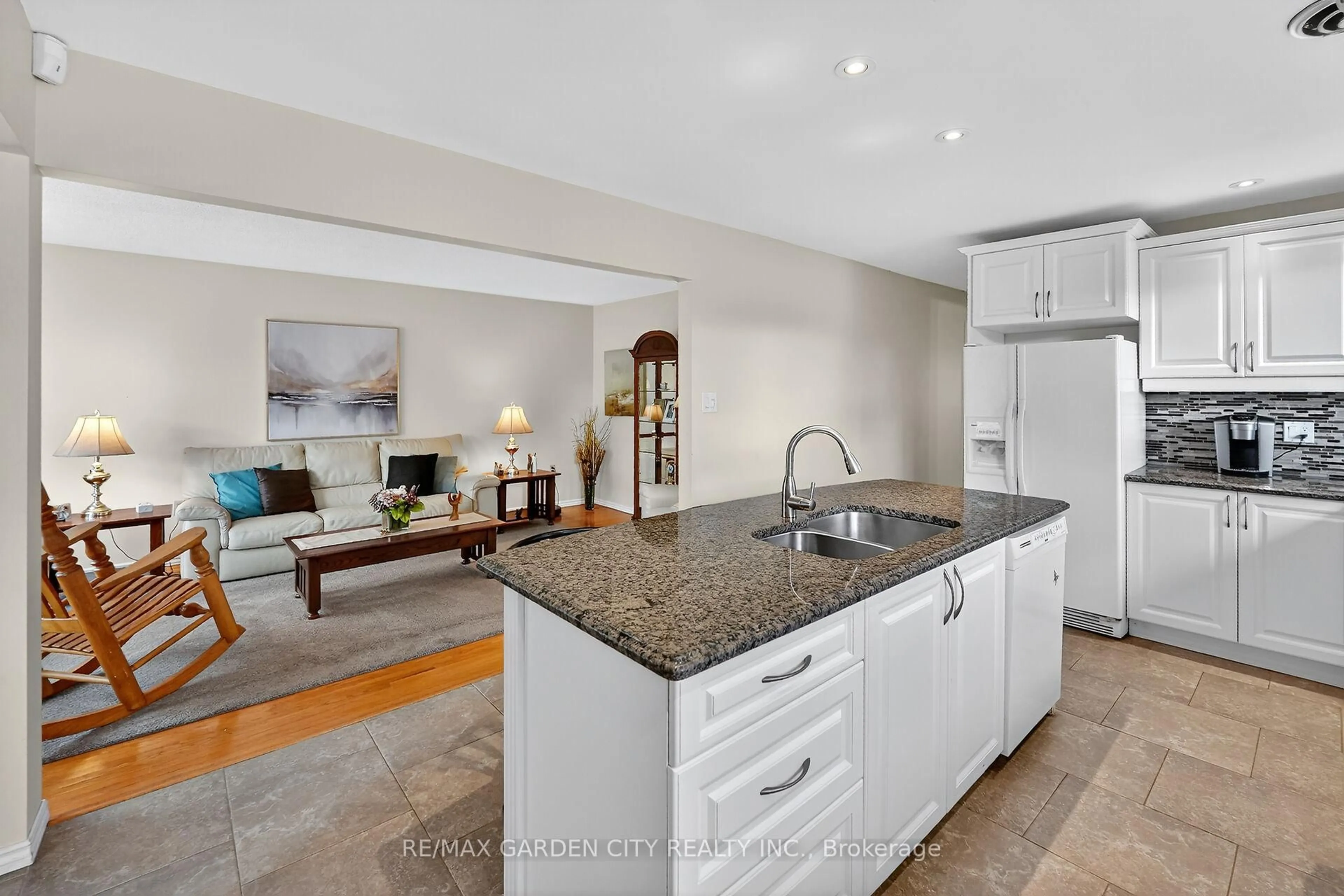 Open concept kitchen, ceramic/tile floor for 120 Kinross St, Haldimand Ontario N3W 1K1