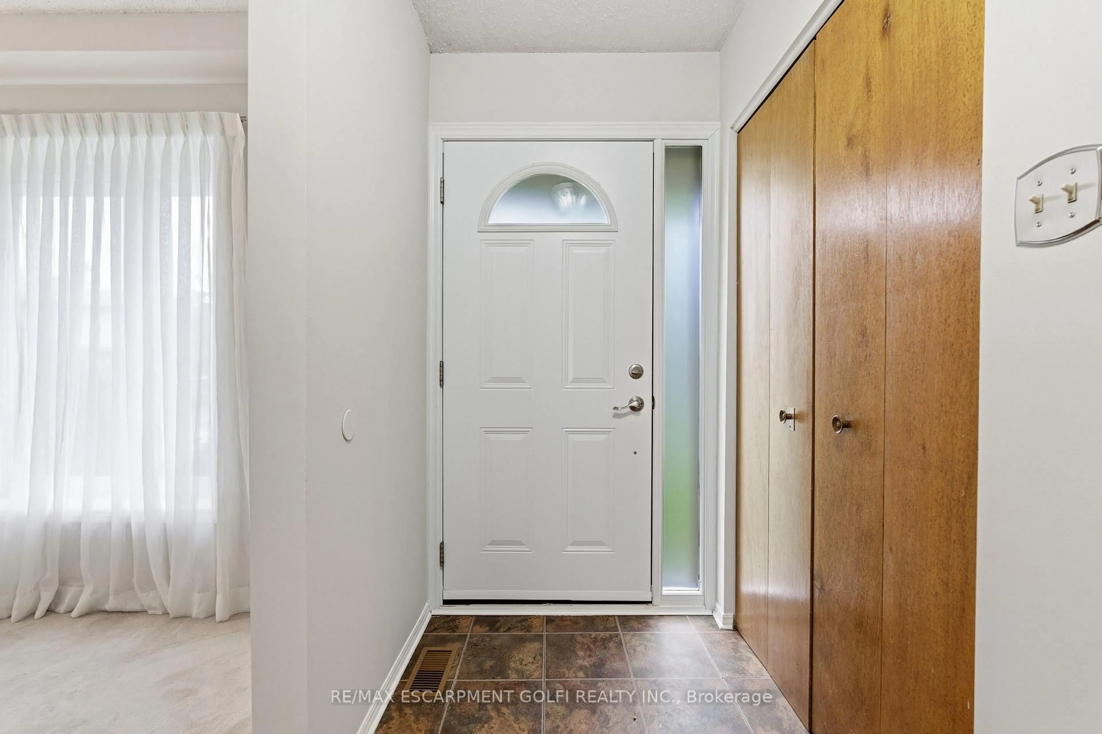 Indoor entryway for 28 Bacall Cres, Hamilton Ontario L8T 4W9
