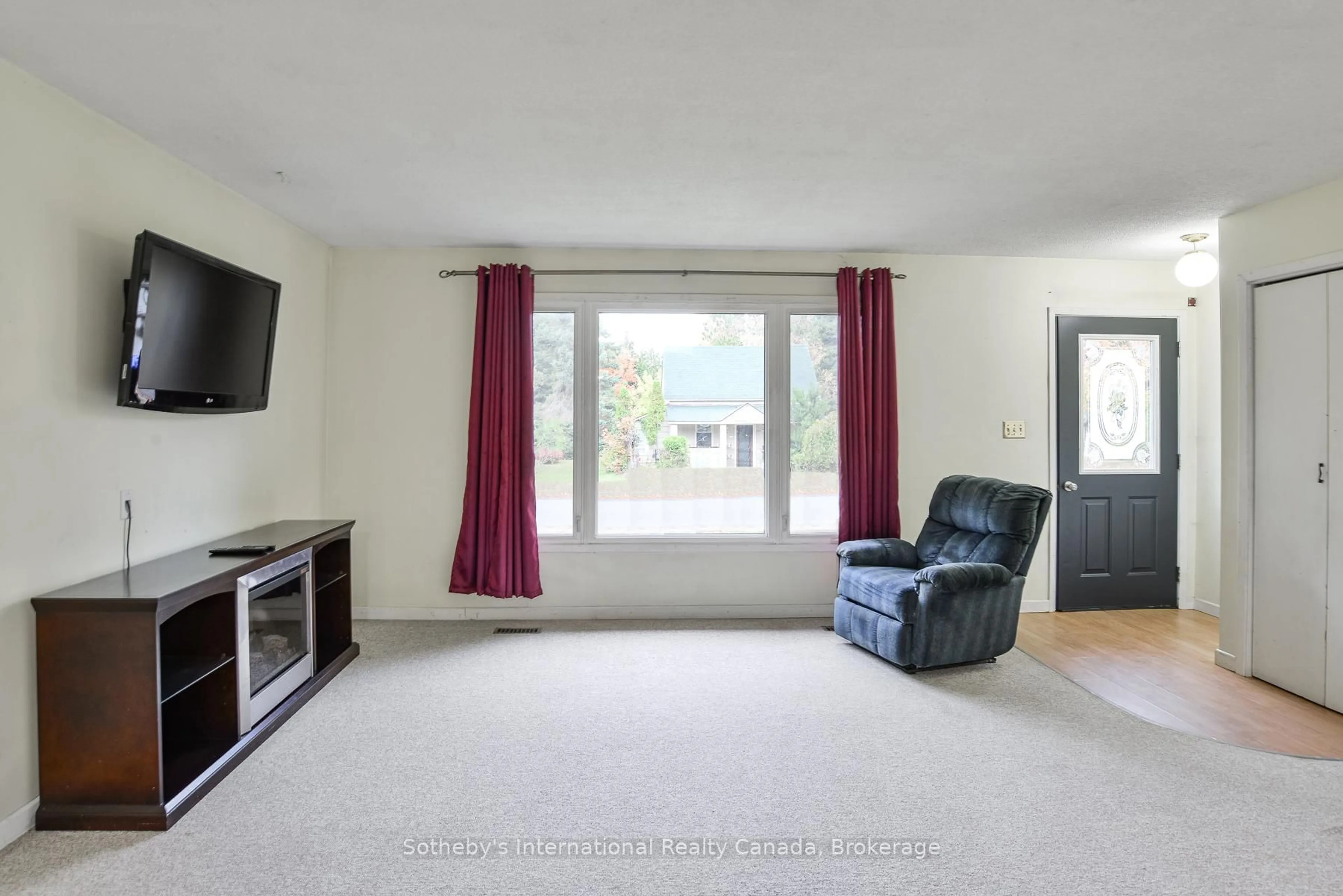 Living room with furniture, unknown for 445 Farquhar St, Gravenhurst Ontario P1P 1E4