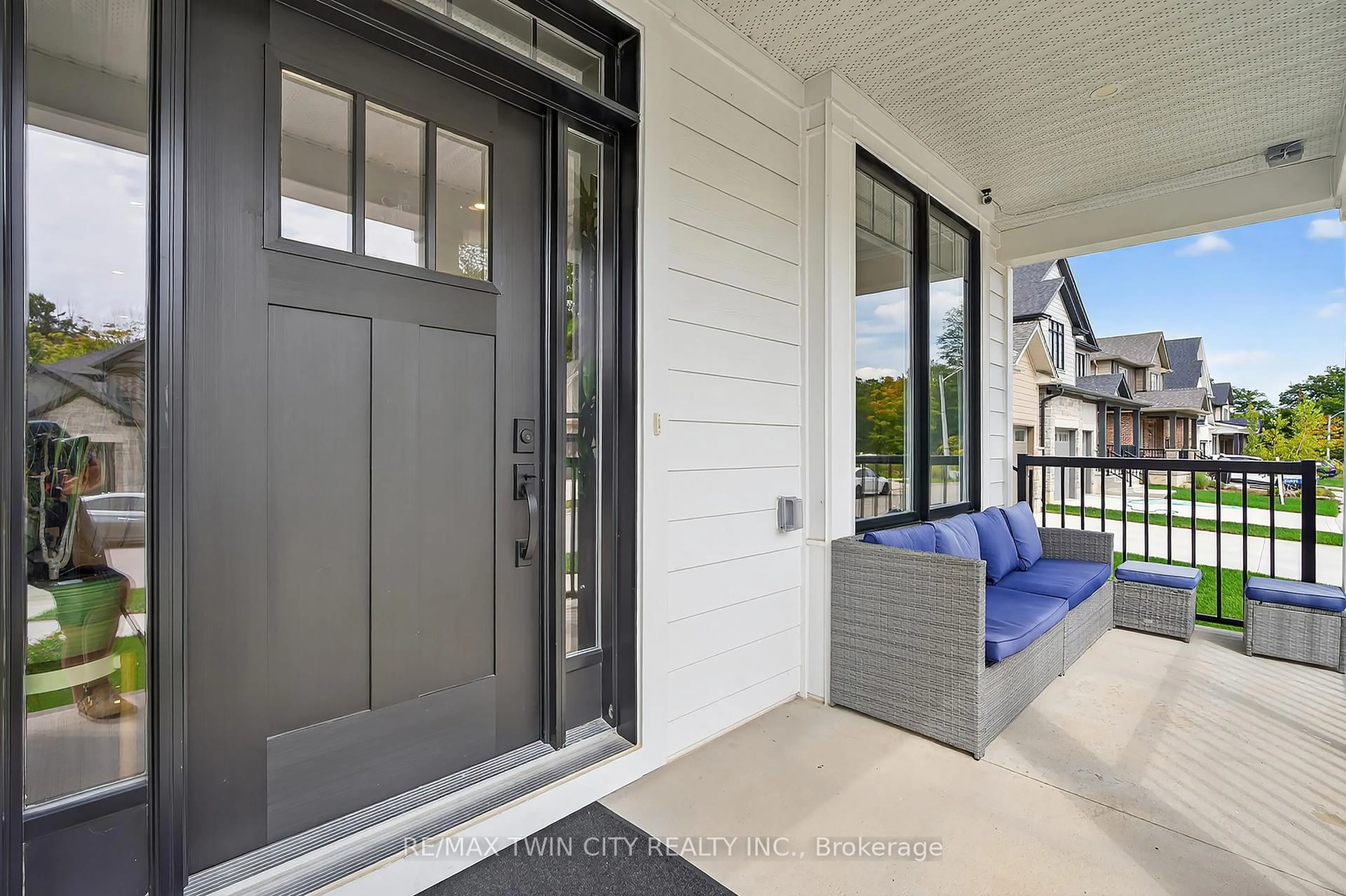 Indoor entryway for 209 Jeffrey Pl, Kitchener Ontario N2C 0C2