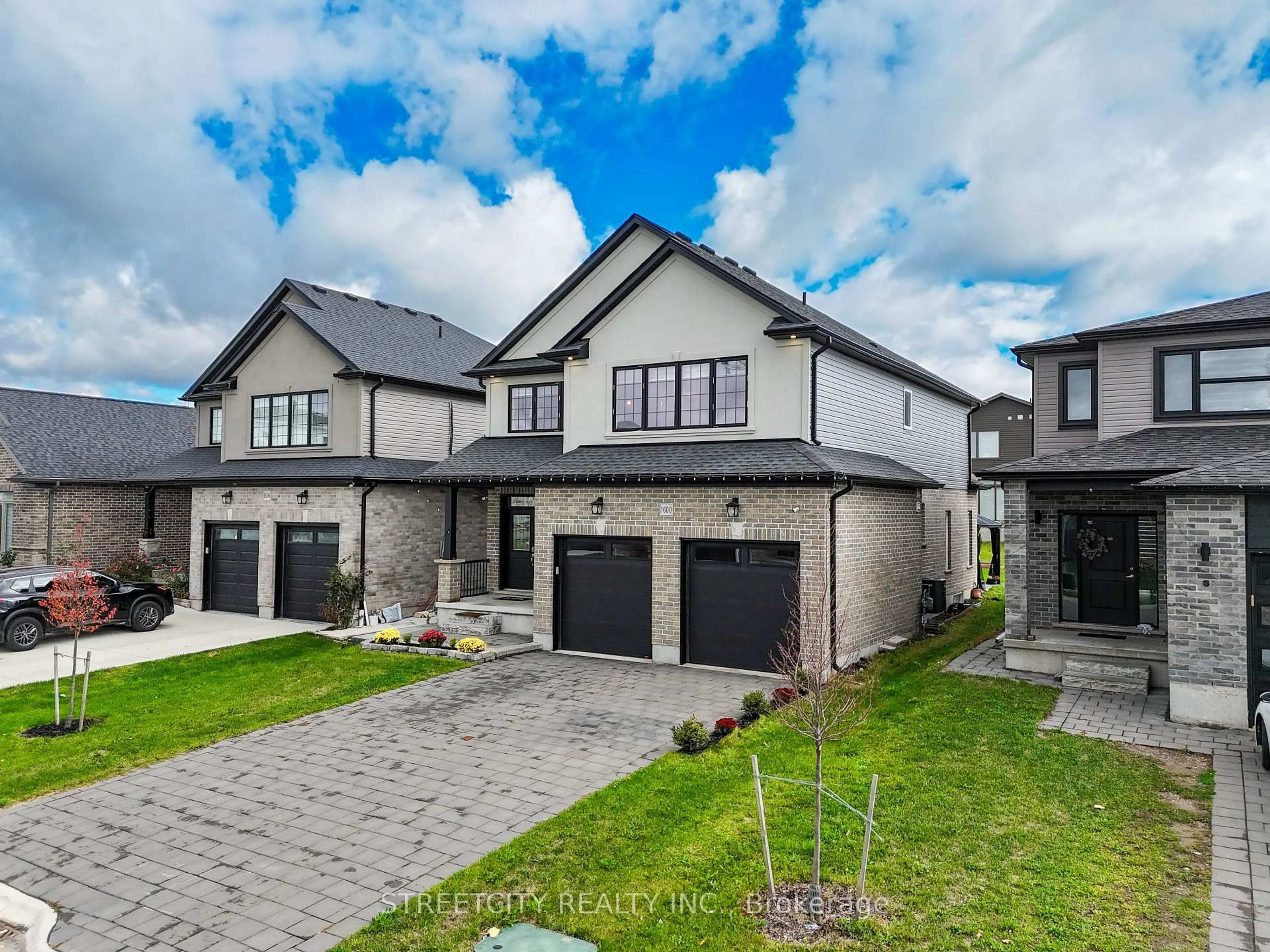 A pic from outside/outdoor area/front of a property/back of a property/a pic from drone, street for 1600 Dylan St, London East Ontario N6V 0B9