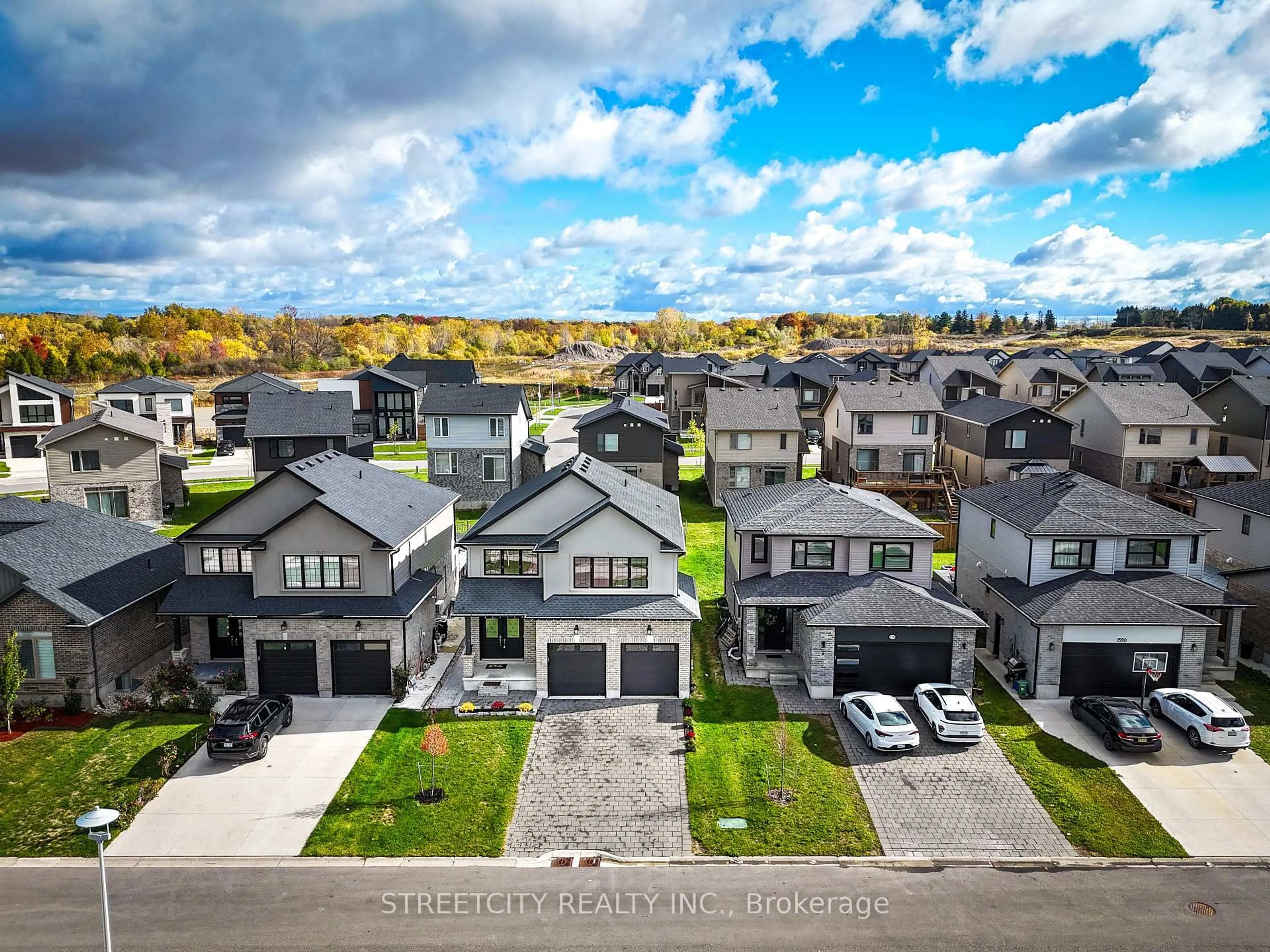 A pic from outside/outdoor area/front of a property/back of a property/a pic from drone, street for 1600 Dylan St, London East Ontario N6V 0B9