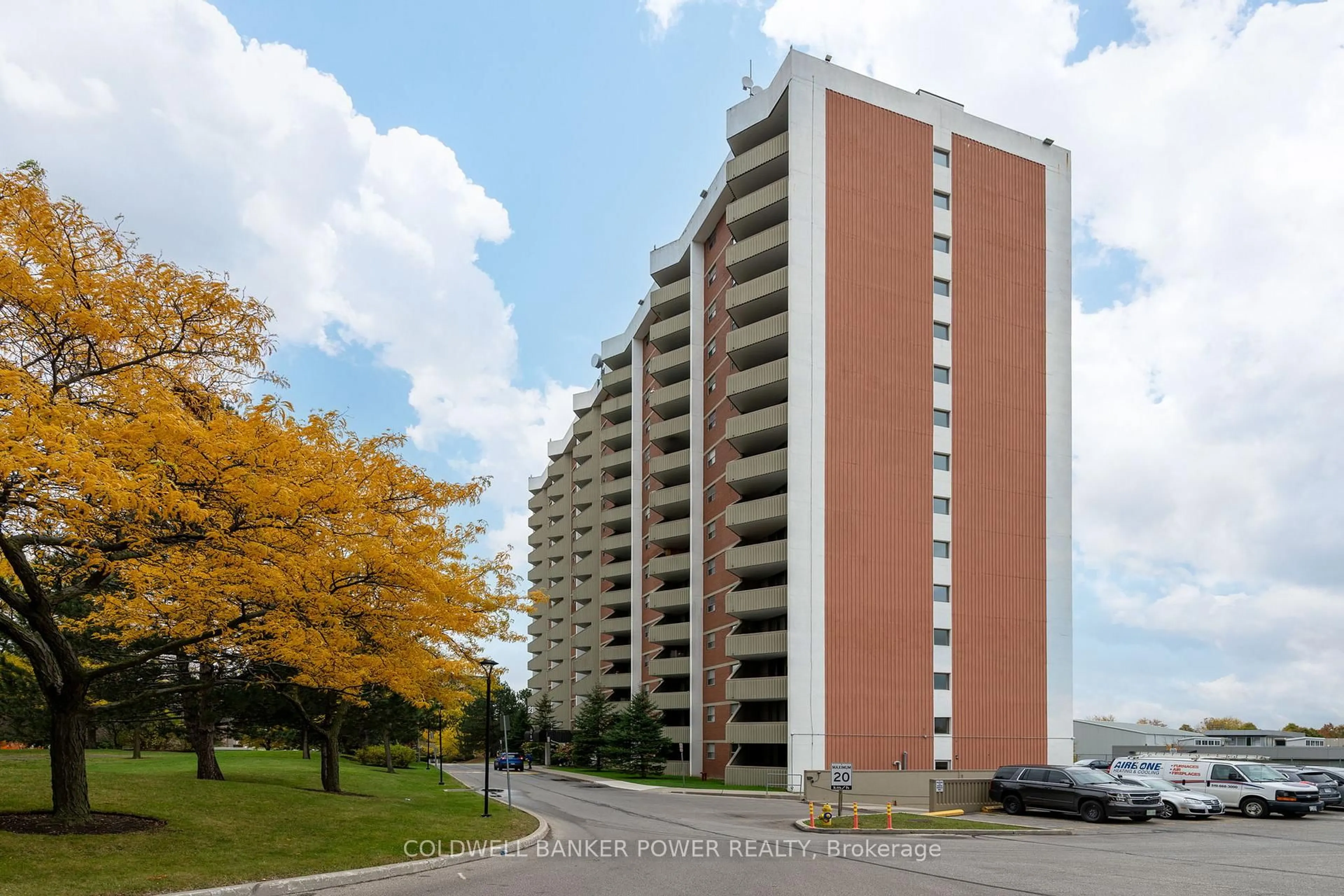 A pic from outside/outdoor area/front of a property/back of a property/a pic from drone, building for 1105 Jalna Blvd #1105, London South Ontario N6E 2S9