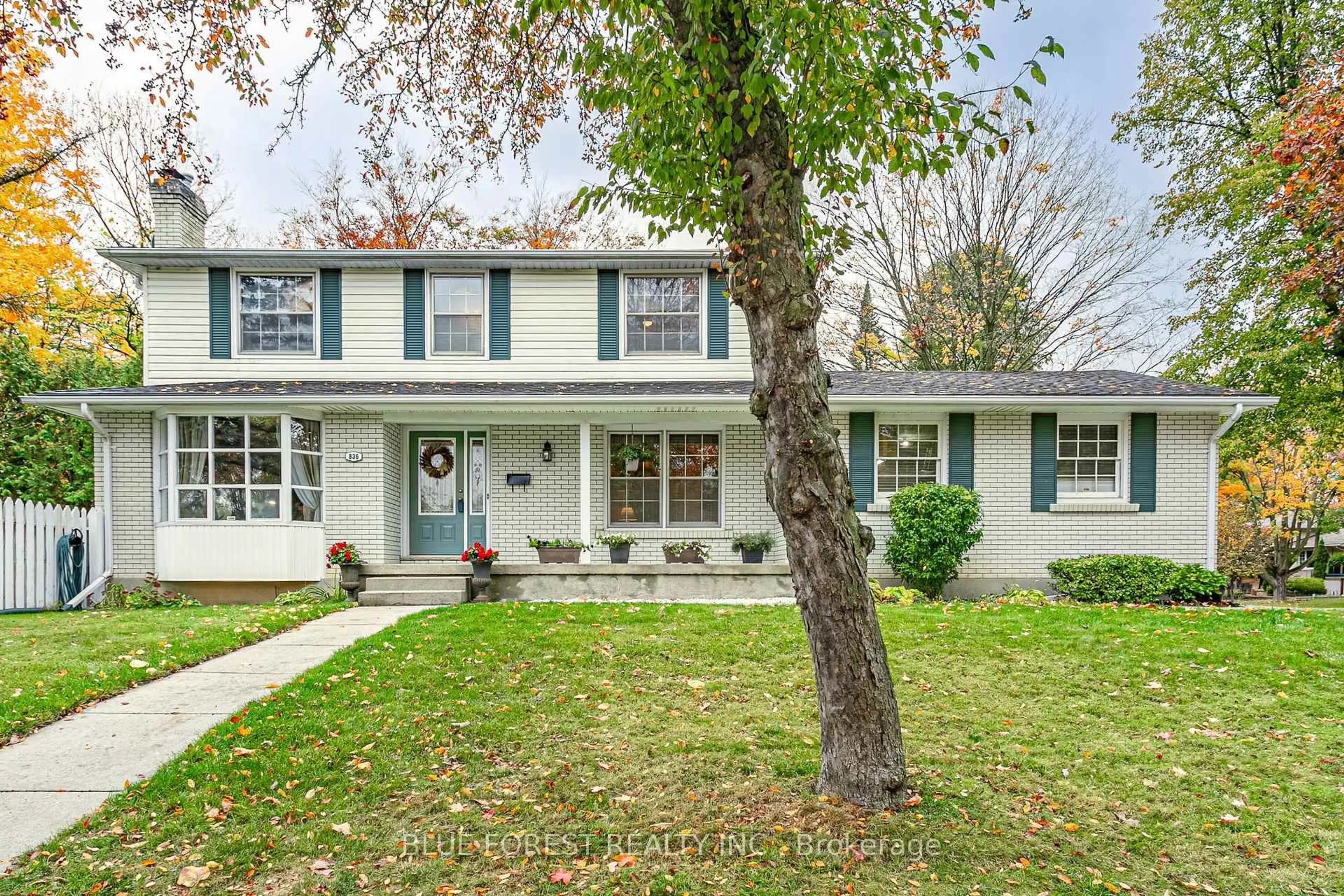 Home with vinyl exterior material, street for 836 Westbury Cres, London South Ontario N6J 3C9