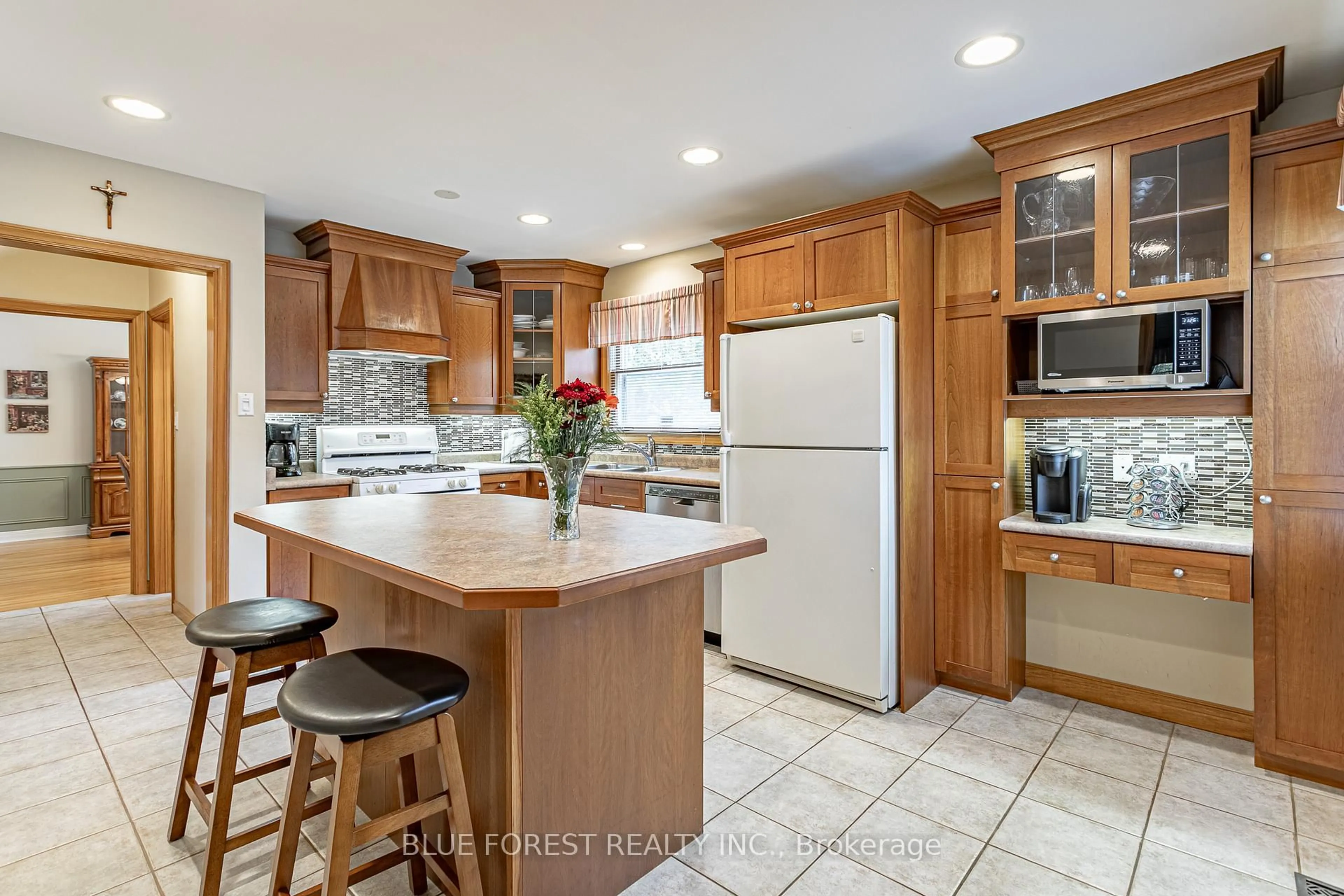 Open concept kitchen, ceramic/tile floor for 836 Westbury Cres, London South Ontario N6J 3C9