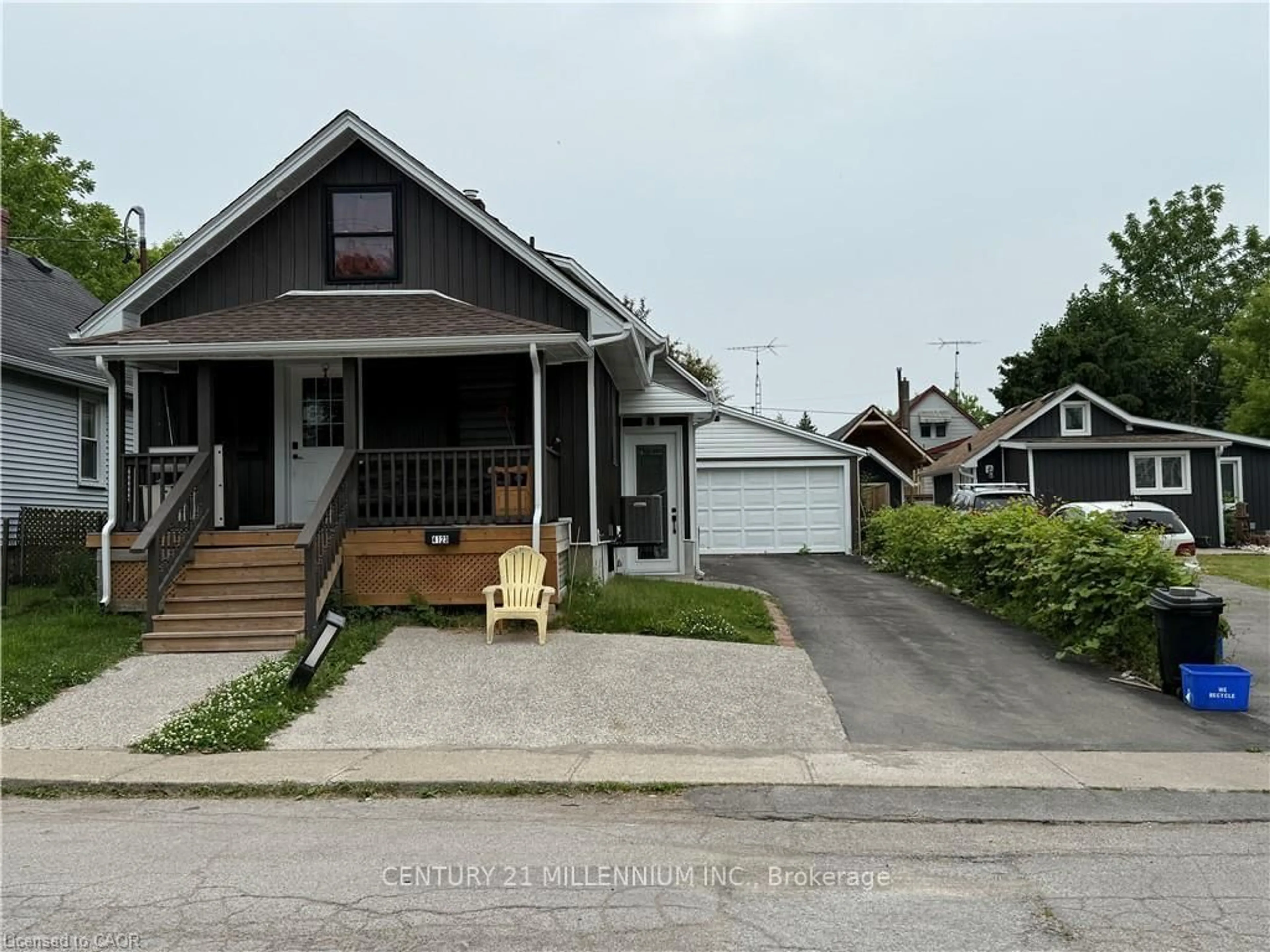 A pic from outside/outdoor area/front of a property/back of a property/a pic from drone, street for 4123 Hickson Ave, Niagara Falls Ontario L2E 3K1