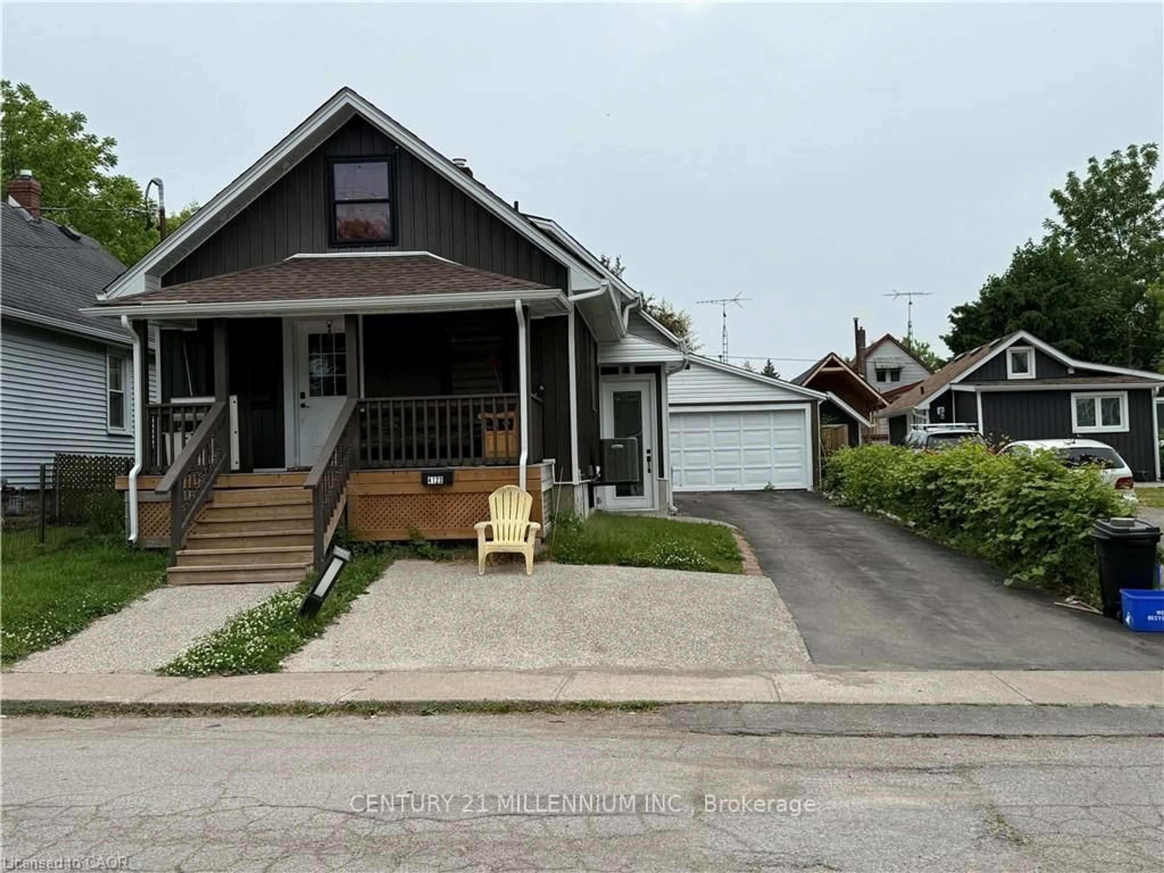 A pic from outside/outdoor area/front of a property/back of a property/a pic from drone, street for 4123 Hickson Ave, Niagara Falls Ontario L2E 3K1