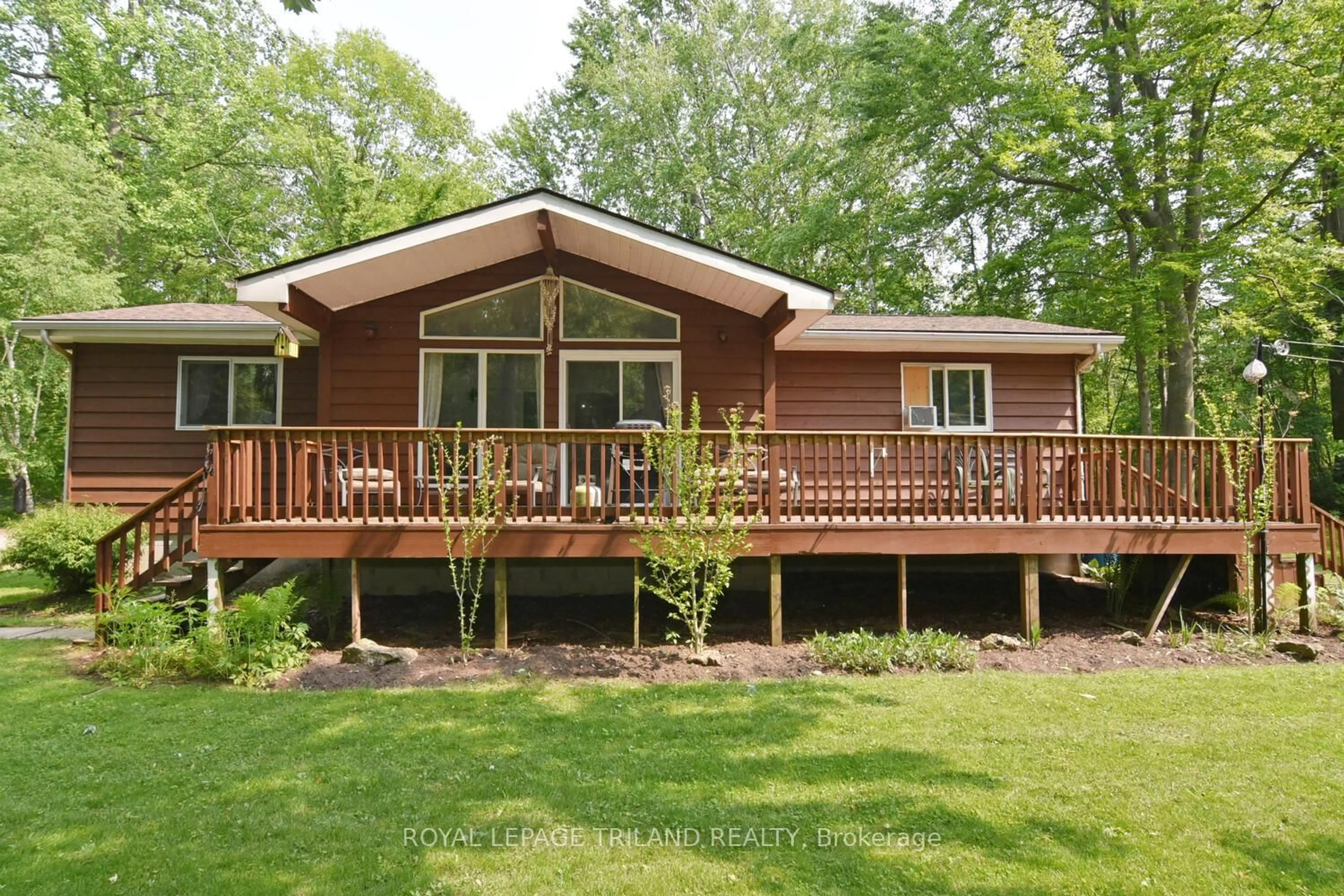 Home with vinyl exterior material, unknown for 9898 Phoebe Lane, Lambton Shores Ontario N0N 1J1