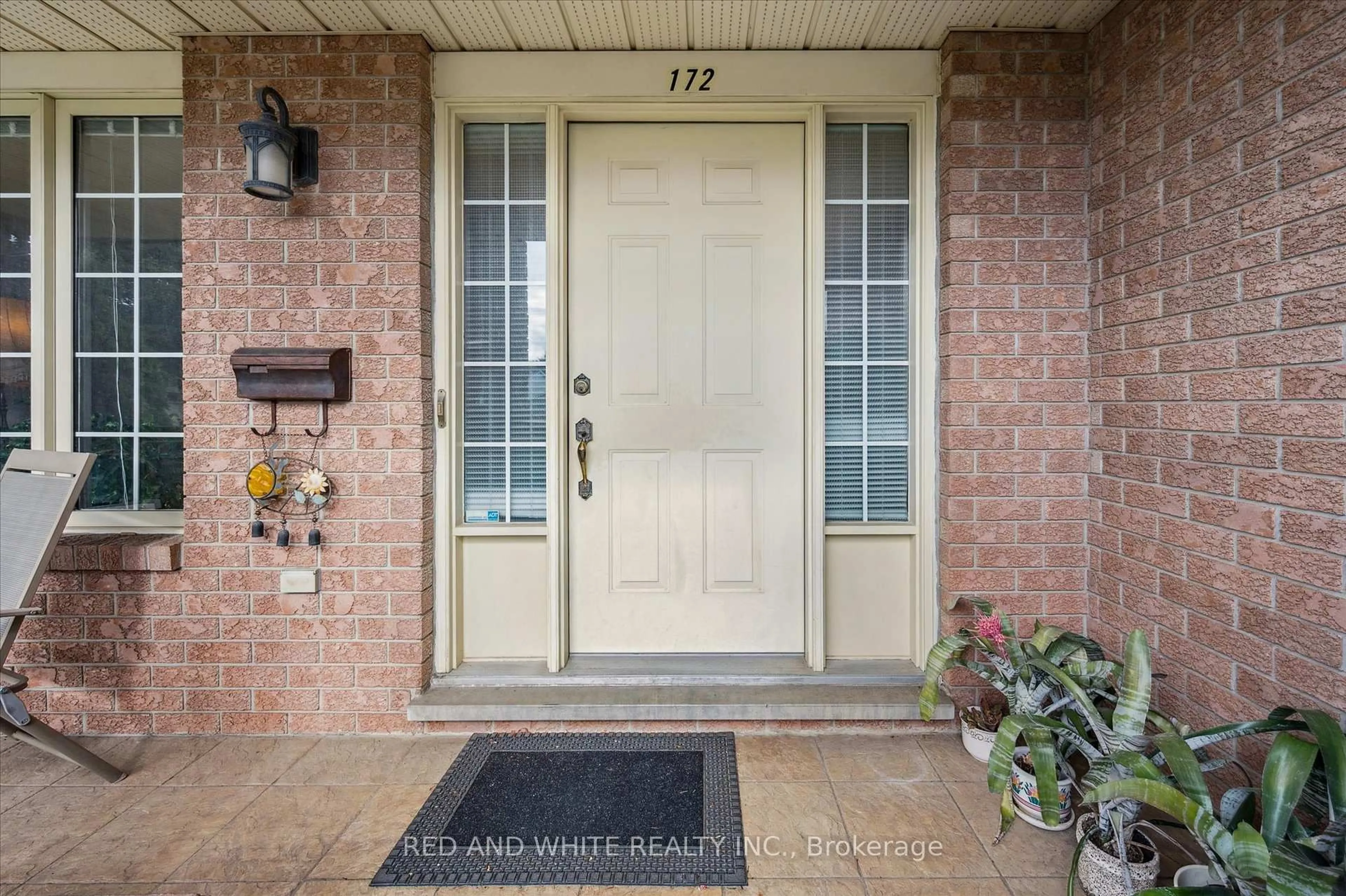 Indoor entryway for 172 Mayberry Crt, Waterloo Ontario N2K 3K2