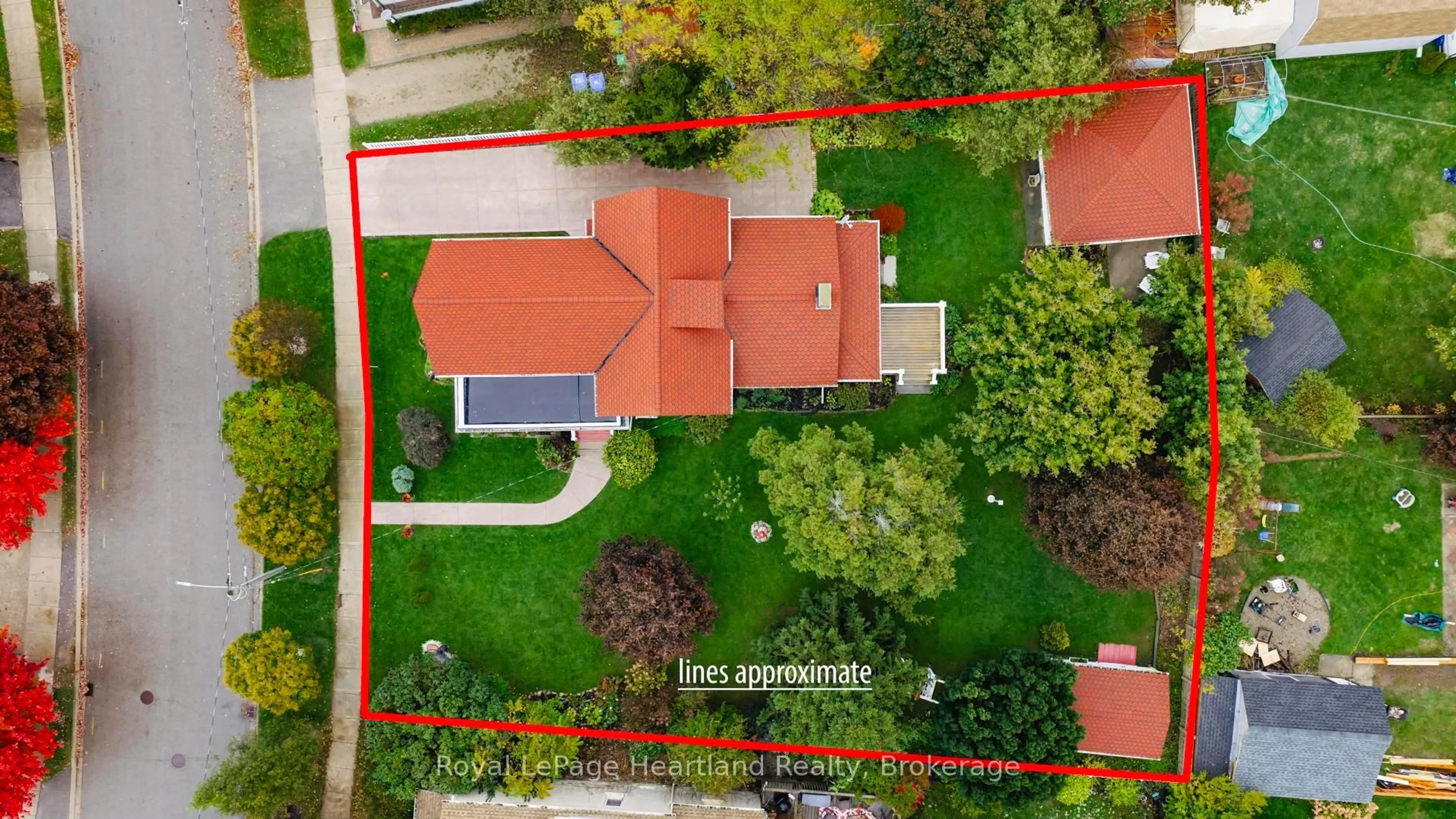 A pic from outside/outdoor area/front of a property/back of a property/a pic from drone, street for 133 ST GEORGES Cres, Goderich Ontario N7A 2M1