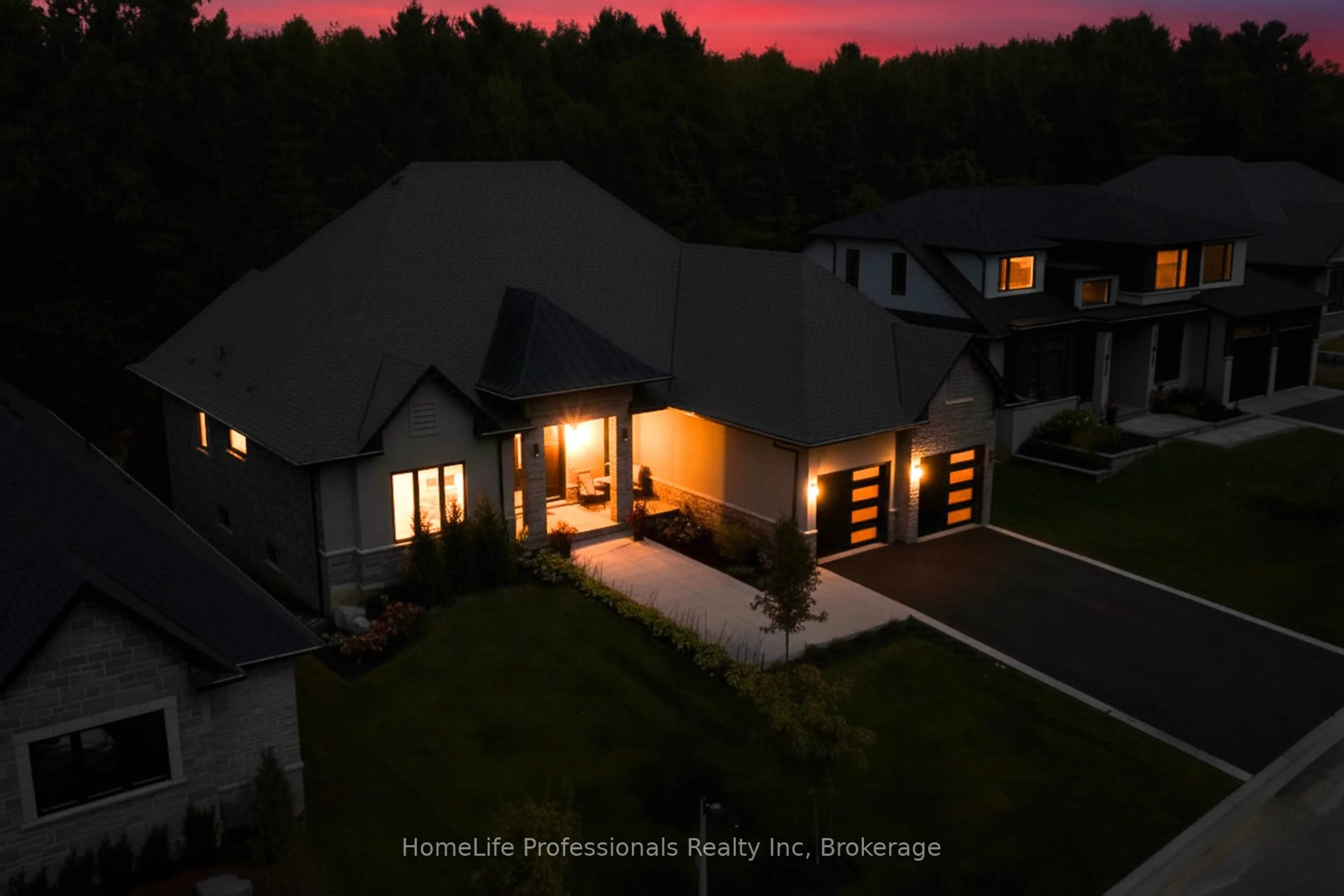 A pic from outside/outdoor area/front of a property/back of a property/a pic from drone, mountain view for 11 Black Willow Crt, Hamilton Ontario L0R 1R0