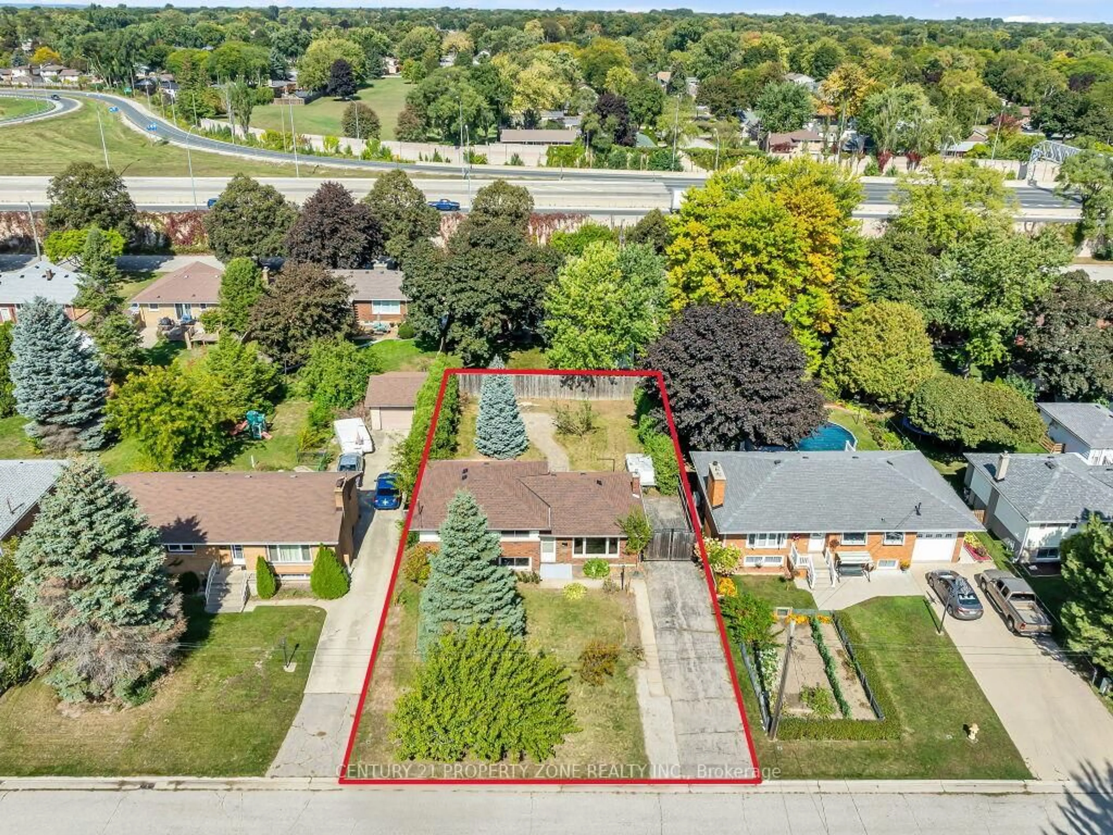 A pic from outside/outdoor area/front of a property/back of a property/a pic from drone, street for 1002 Eastlawn Ave, Sarnia Ontario N7S 1X4