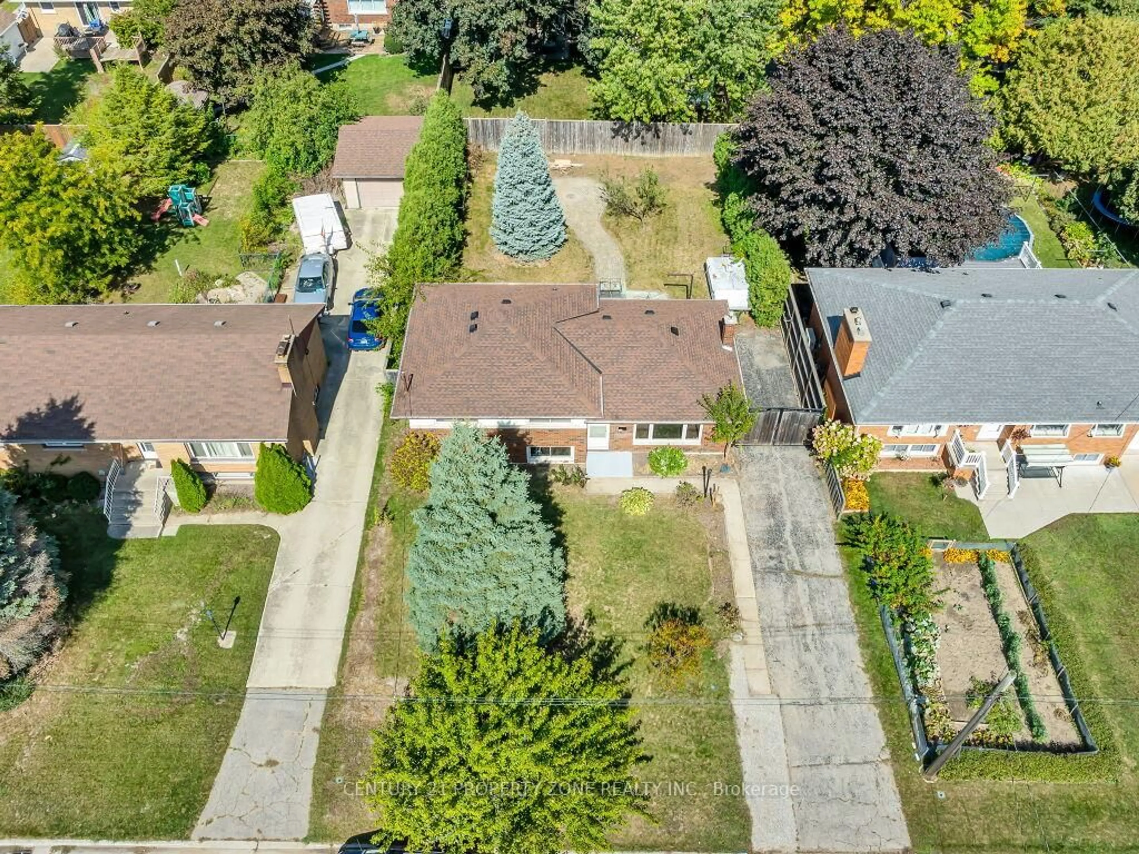 A pic from outside/outdoor area/front of a property/back of a property/a pic from drone, street for 1002 Eastlawn Ave, Sarnia Ontario N7S 1X4