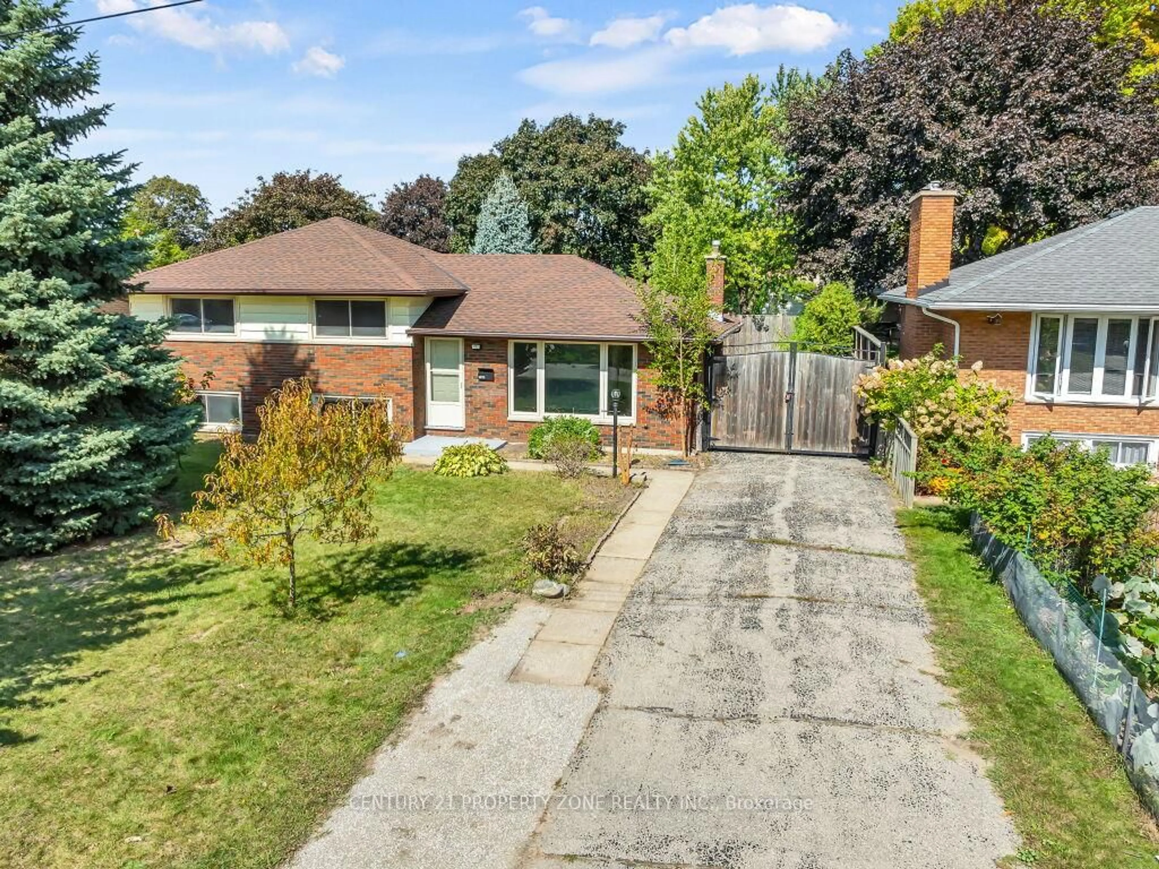 A pic from outside/outdoor area/front of a property/back of a property/a pic from drone, street for 1002 Eastlawn Ave, Sarnia Ontario N7S 1X4