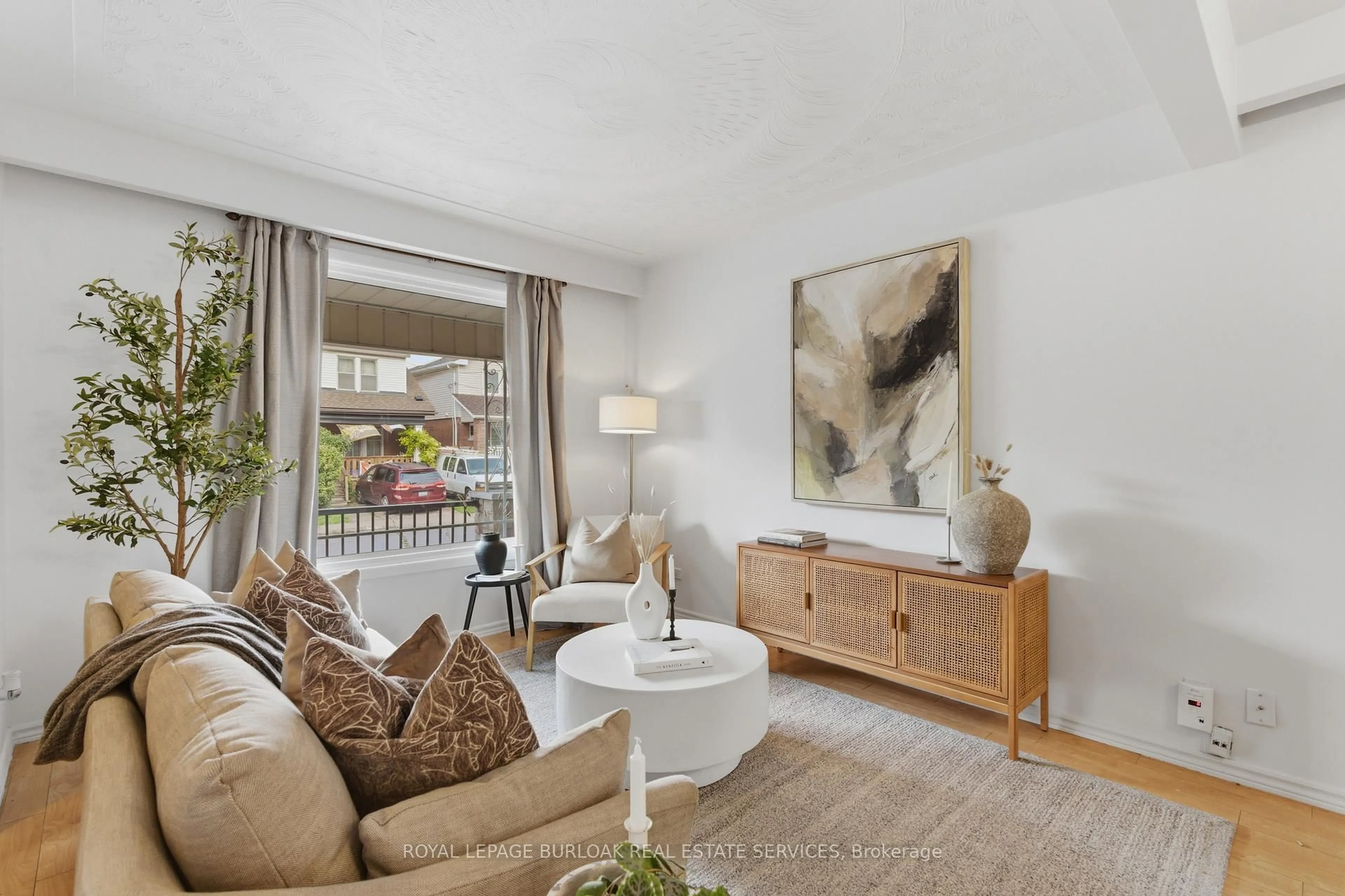 Living room with furniture, unknown for 70 Rosemont Ave, Hamilton Ontario L8L 2M5