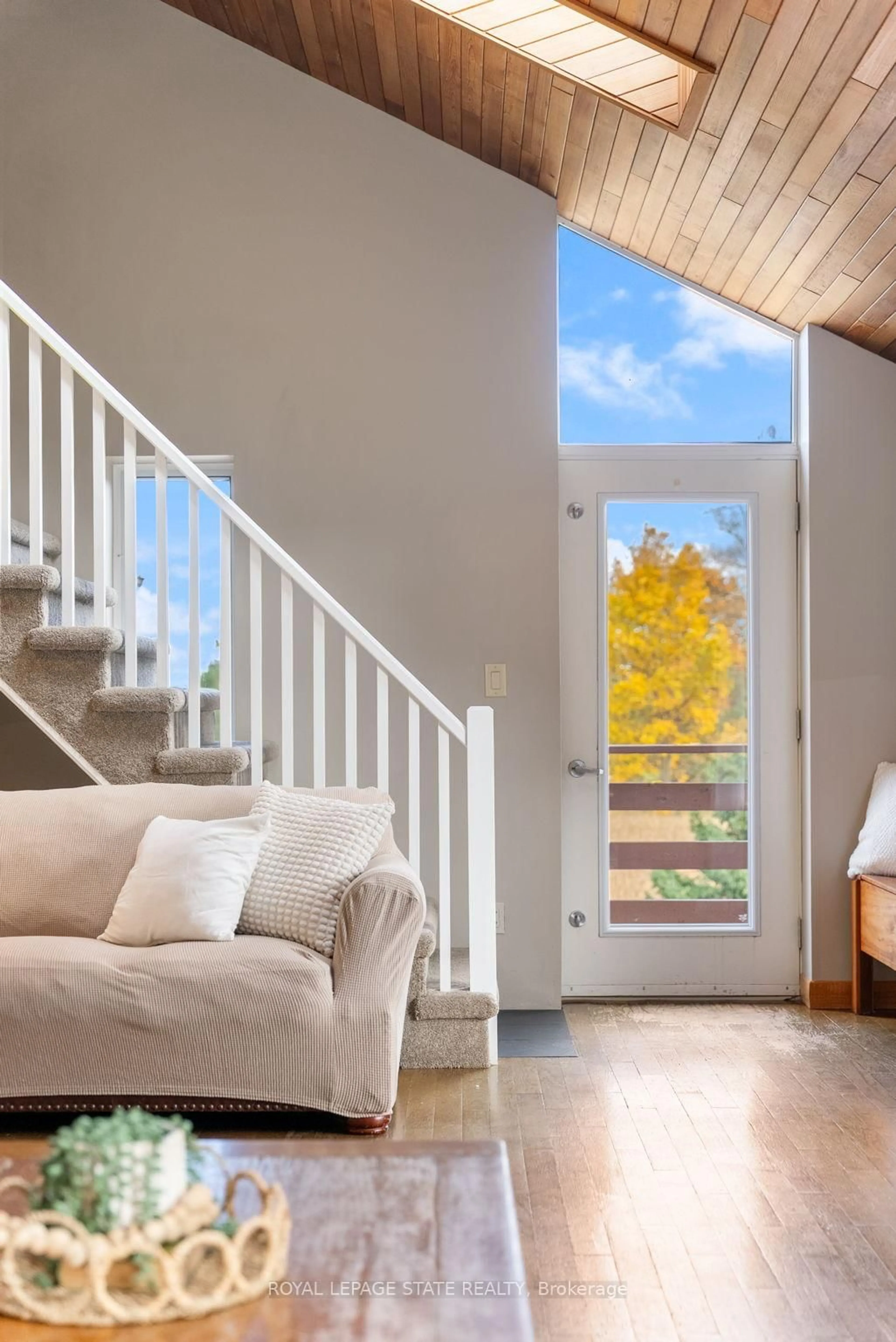 Indoor entryway for 2329 Powerline Rd, Hamilton Ontario L0R 1T0