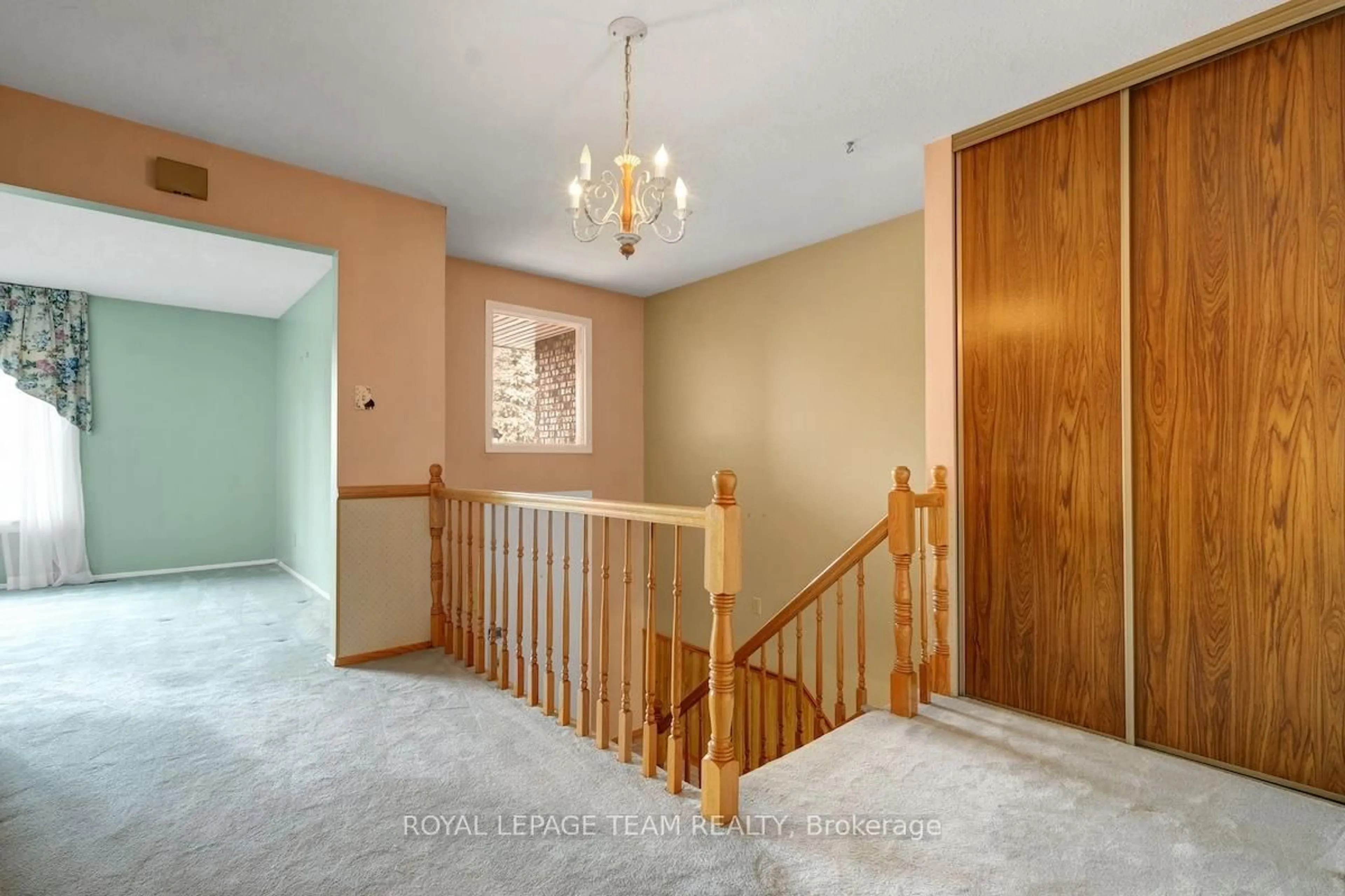 Indoor foyer for 72 Craig Henry Dr, Nepean Ontario K2G 3Z6