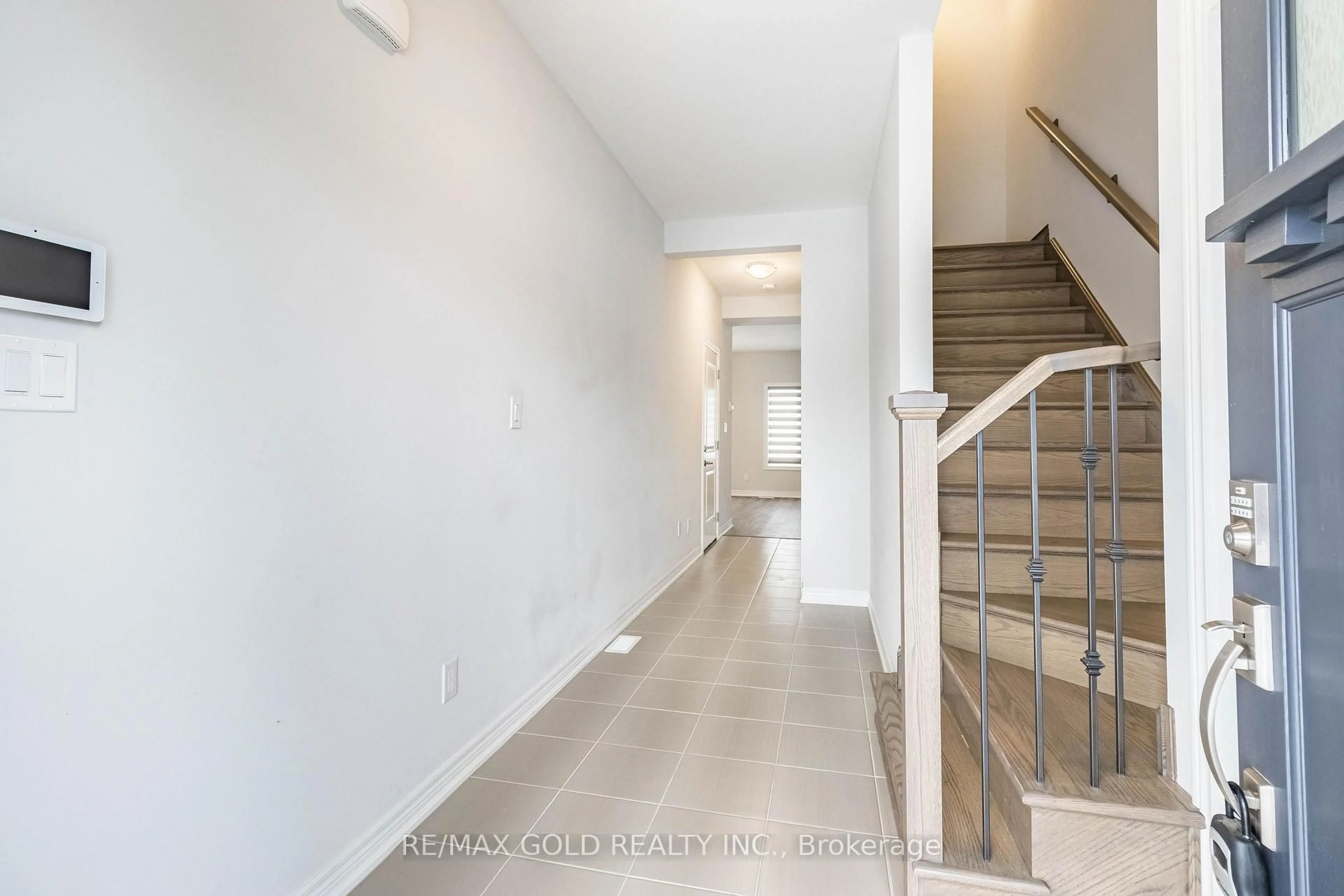 Indoor foyer for 133 Sunflower Pl, Welland Ontario L3C 0H9