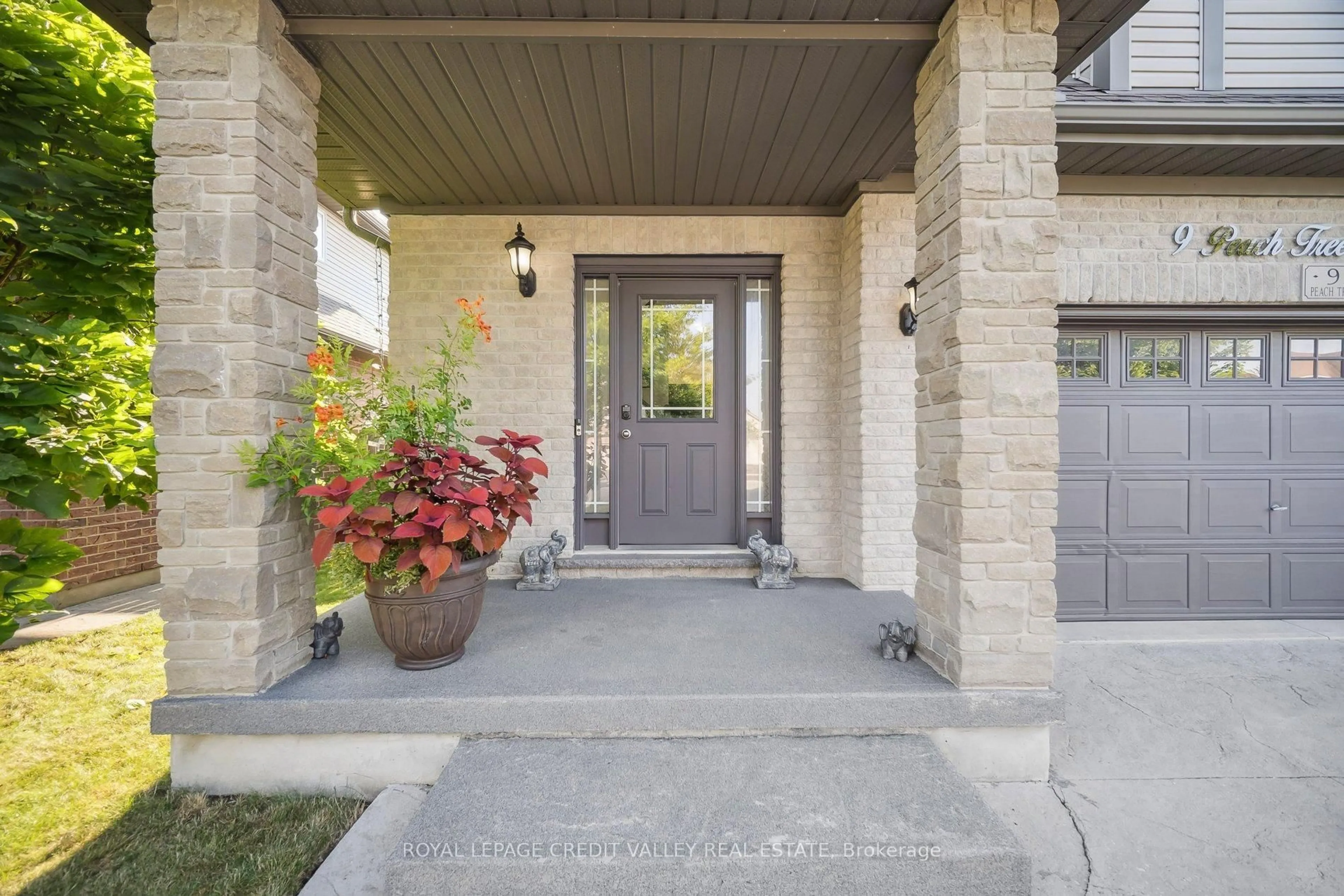 Indoor entryway for 9 Peach Tree Blvd, St. Thomas Ontario N5R 0B3