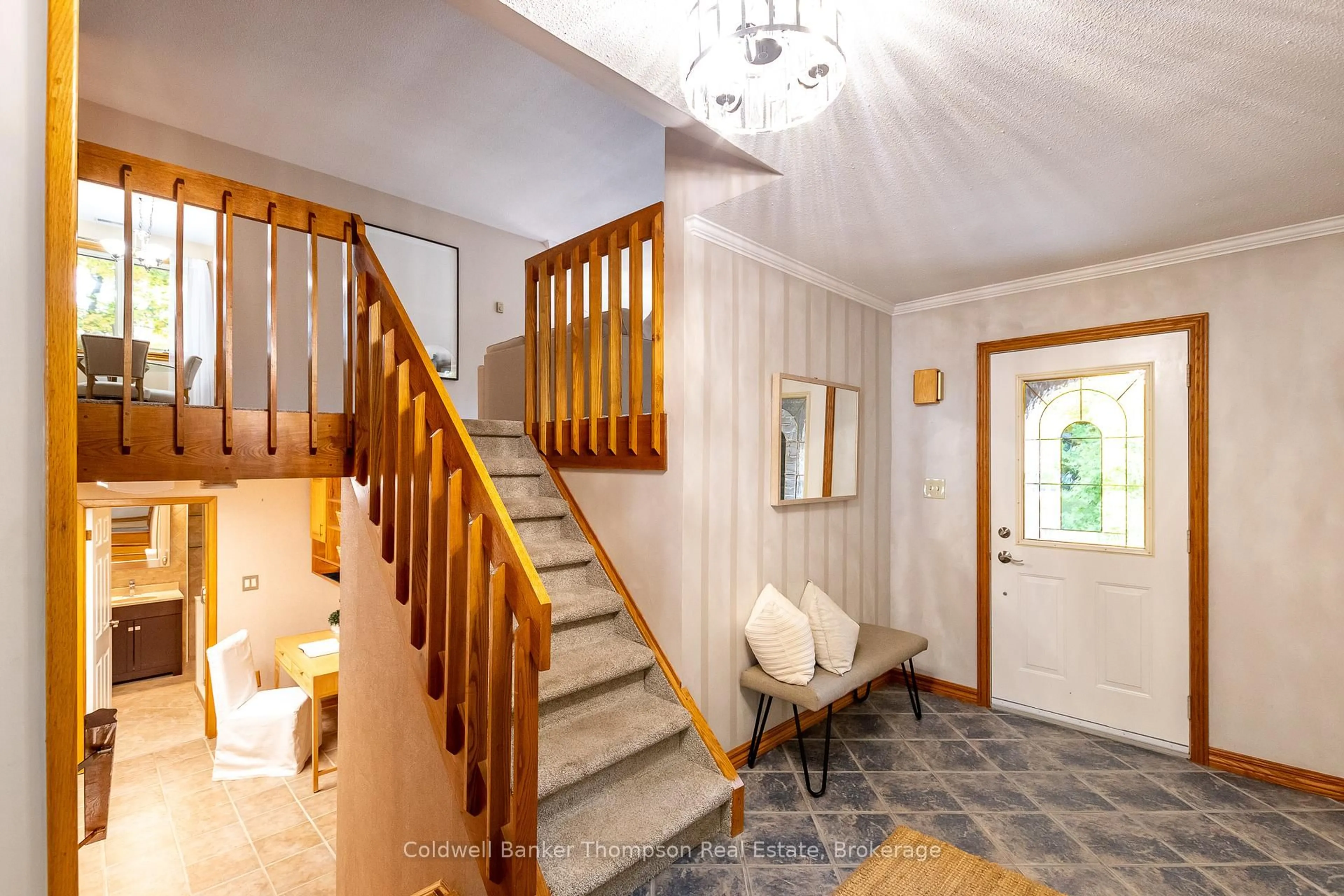 Indoor foyer for 244 Summit Dr, Huntsville Ontario P1H 1Y9