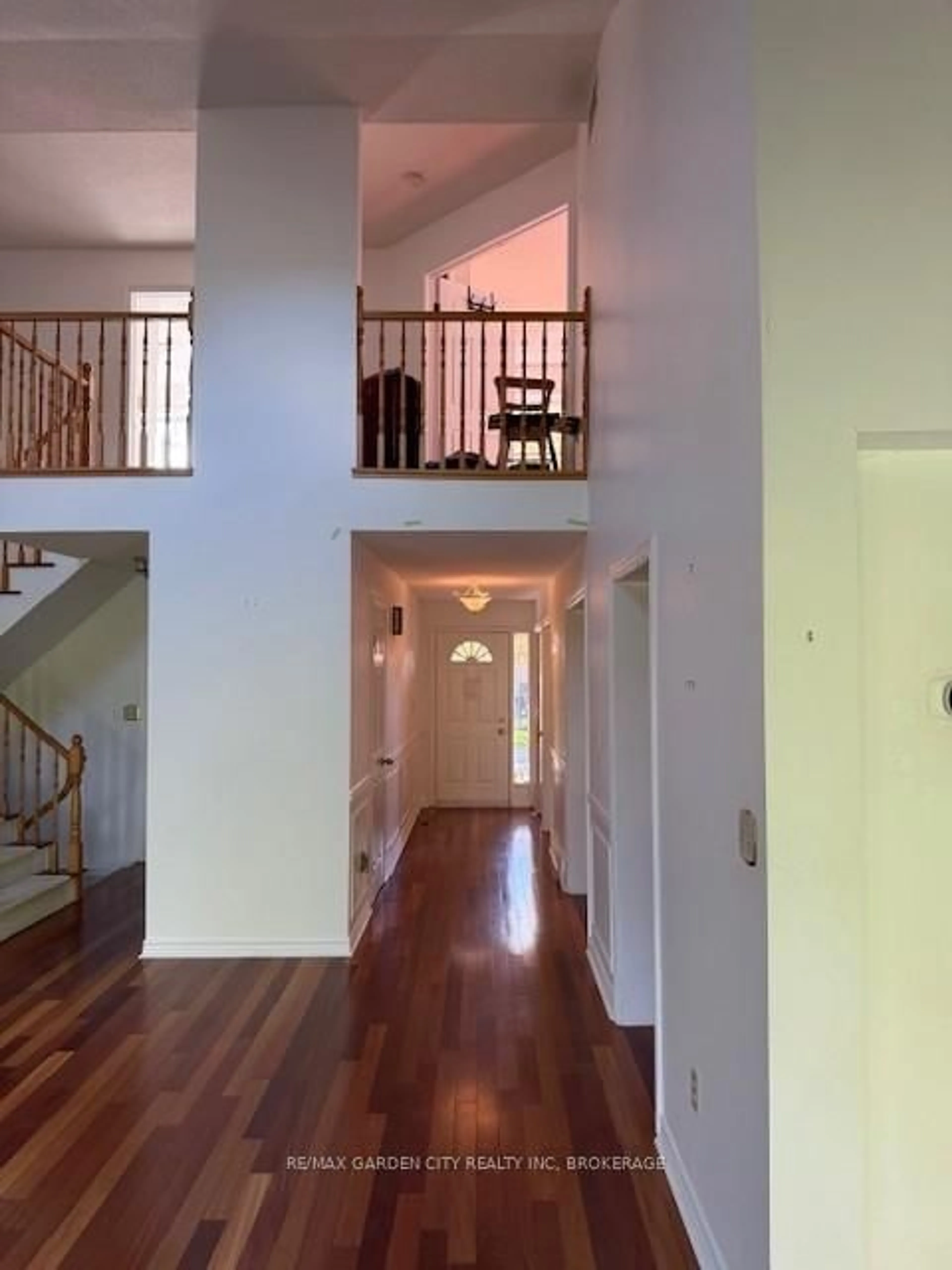 Indoor foyer for 141 Welland Vale Rd #23, St. Catharines Ontario L2S 3S7