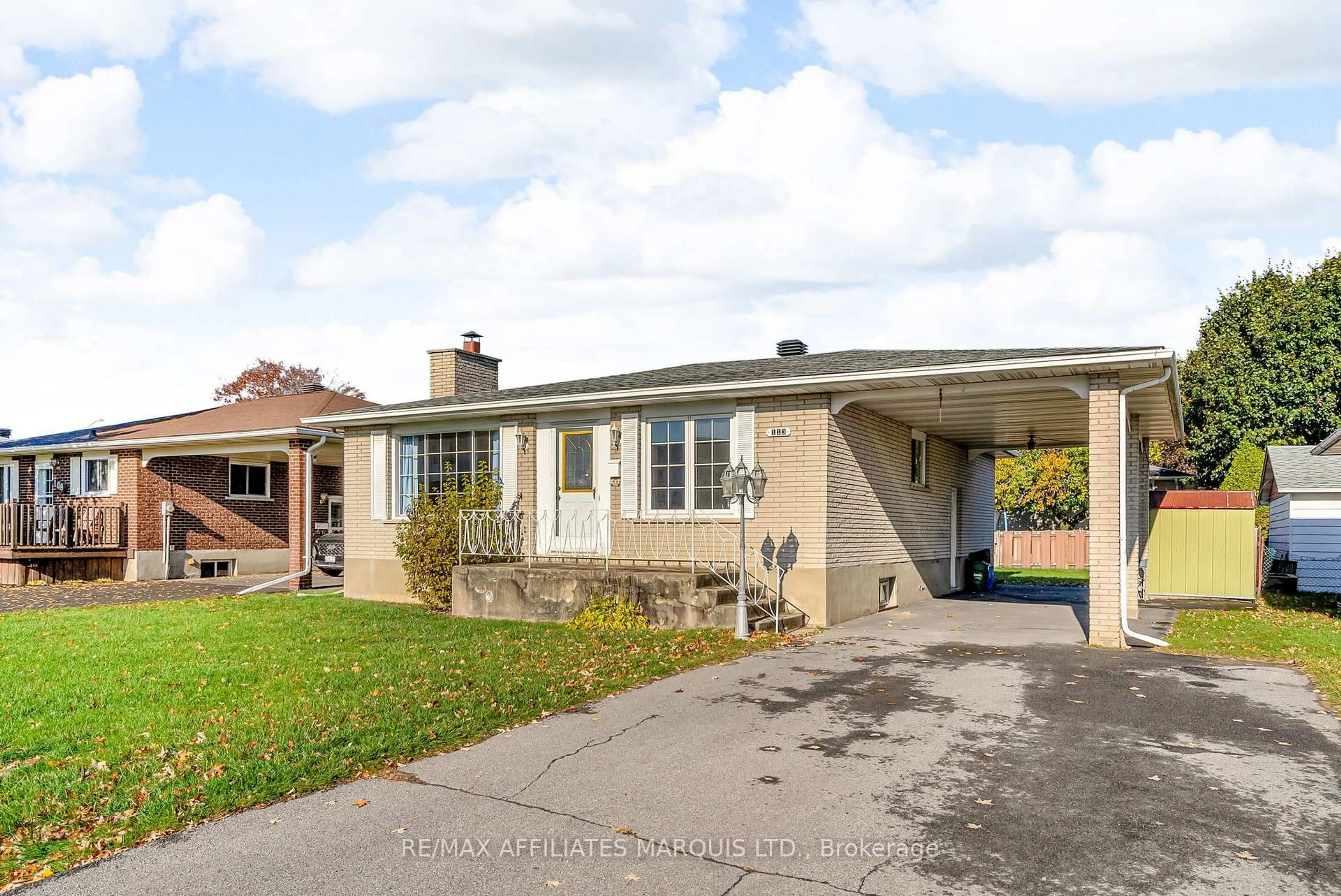 A pic from outside/outdoor area/front of a property/back of a property/a pic from drone, street for 113 Vimy Ave, Cornwall Ontario K6H 6G9