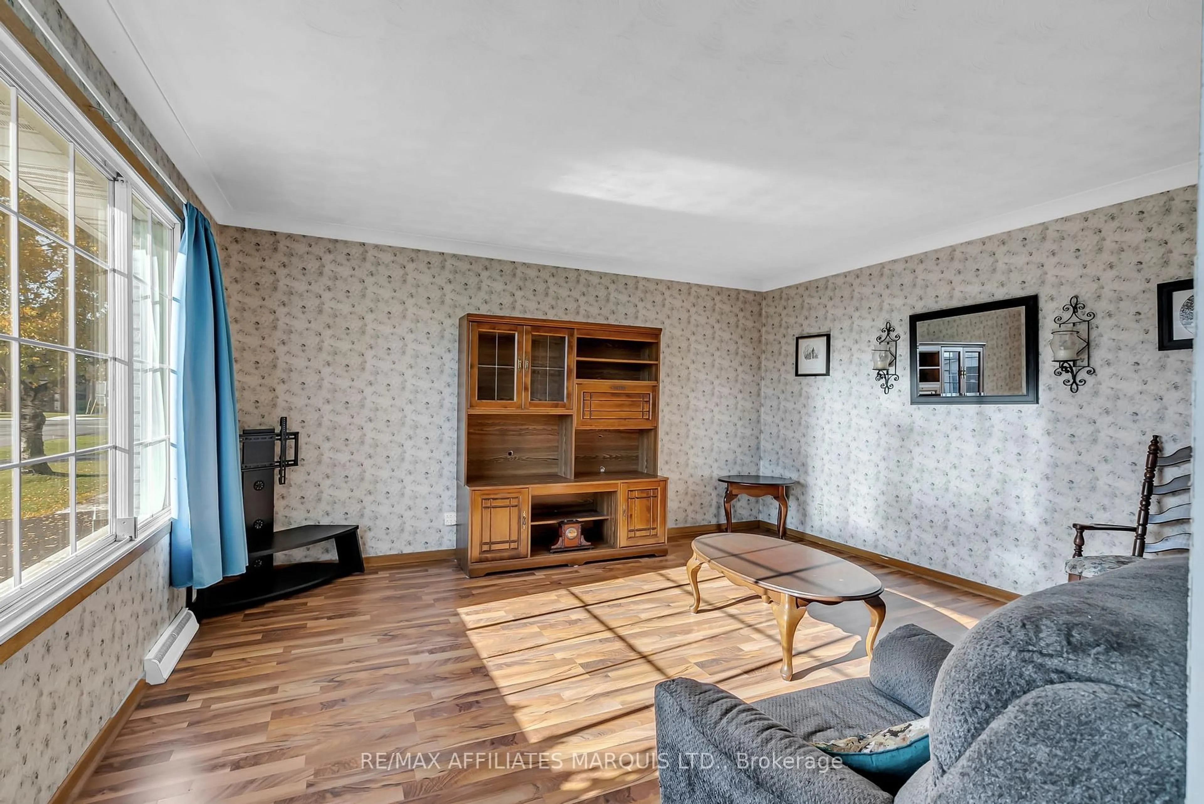 Living room with furniture, wood/laminate floor for 113 Vimy Ave, Cornwall Ontario K6H 6G9