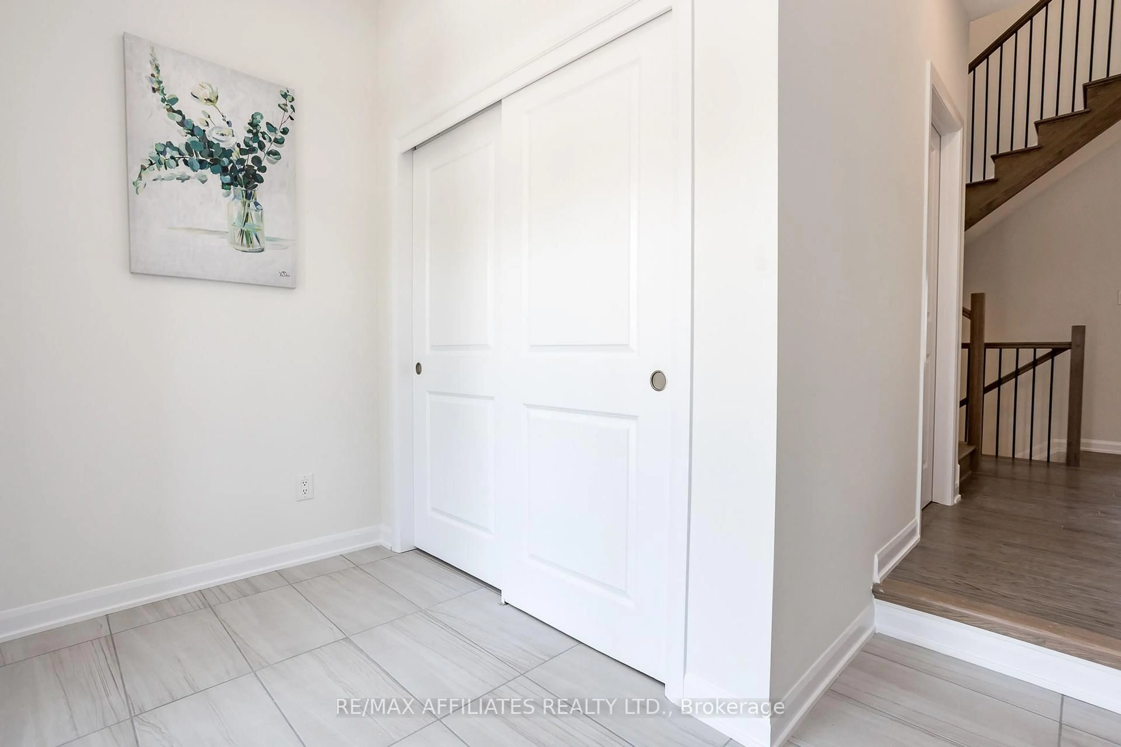 Indoor entryway for 850 CAPPAMORE Dr, Ottawa Ontario K2C 3H2
