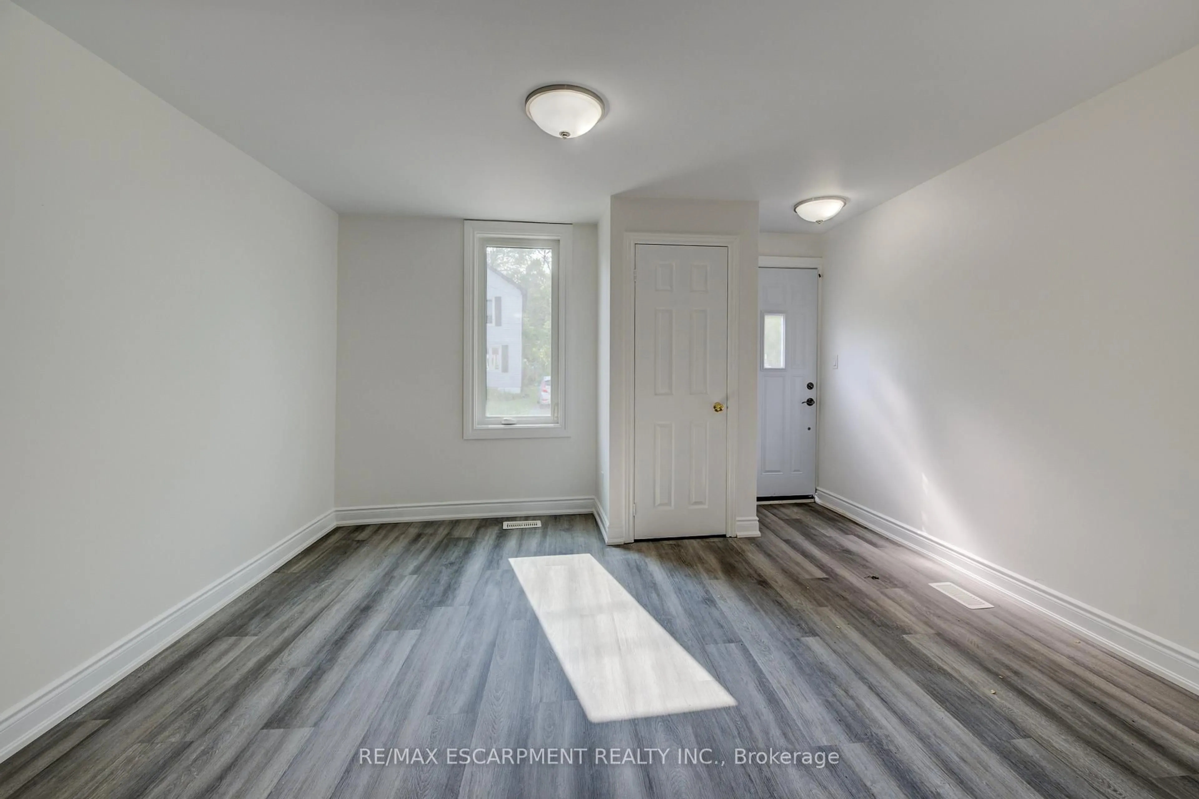 Indoor entryway for 57 1/2 Breadalbane St, Hamilton Ontario L8R 3G2