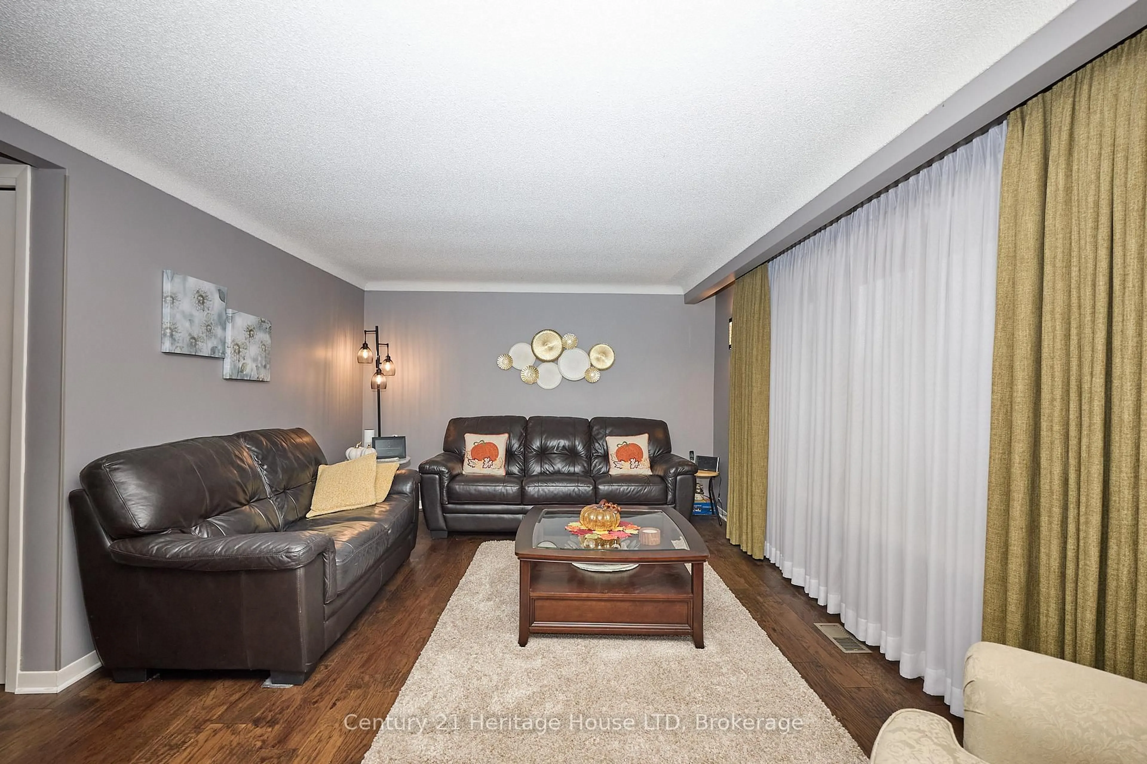 Living room with furniture, wood/laminate floor for 845 Parkdale Ave, Fort Erie Ontario L2A 5B8