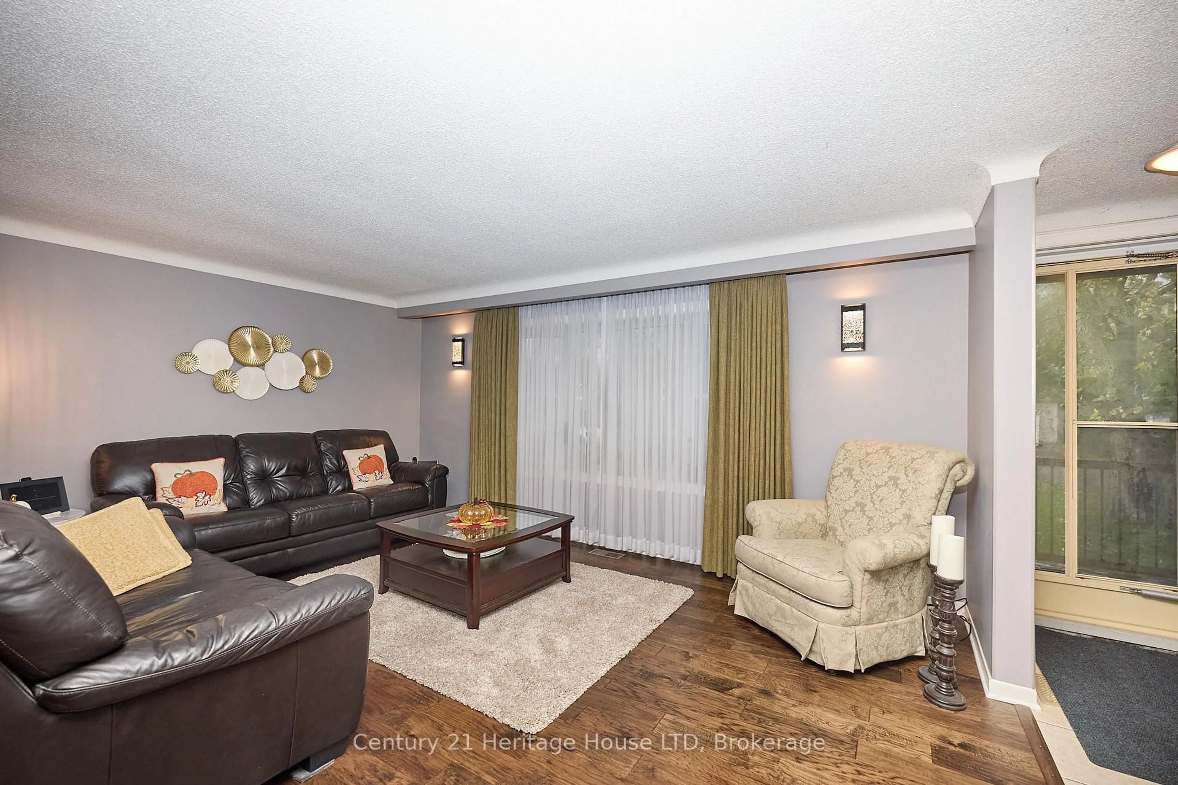 Living room with furniture, wood/laminate floor for 845 Parkdale Ave, Fort Erie Ontario L2A 5B8