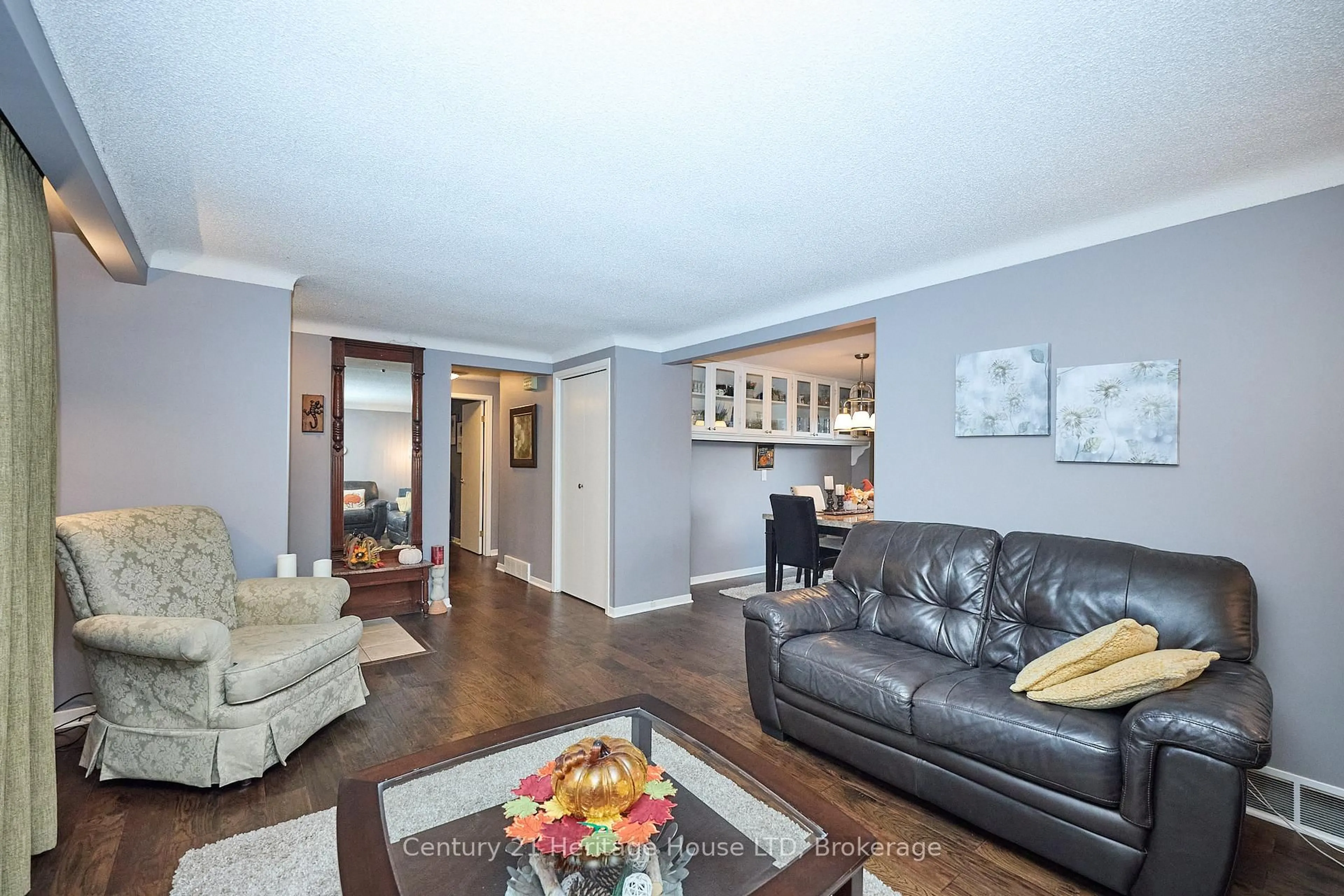 Living room with furniture, wood/laminate floor for 845 Parkdale Ave, Fort Erie Ontario L2A 5B8