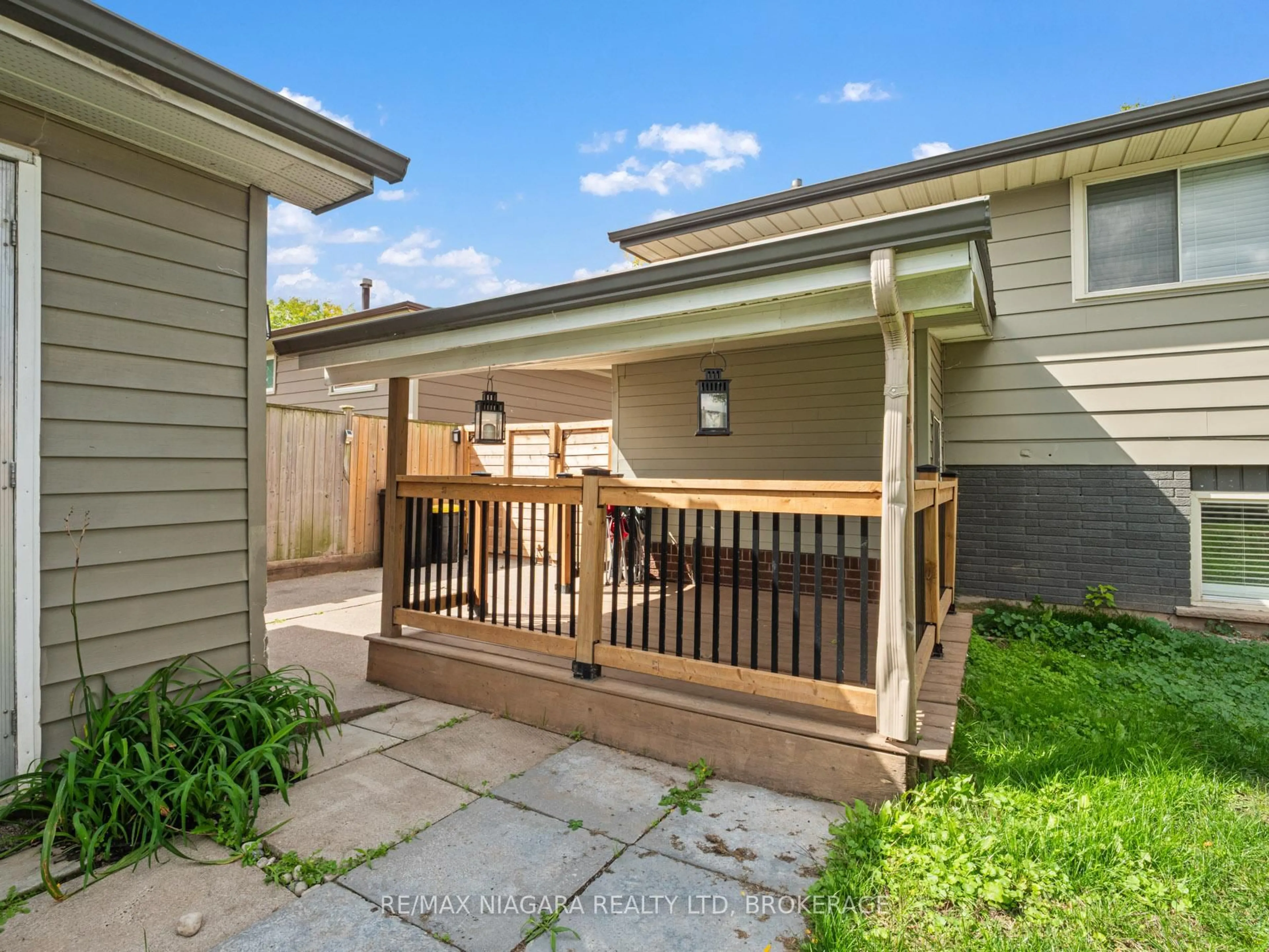 Patio, street for 6256 Monterey Ave, Niagara Falls Ontario L2H 2A4