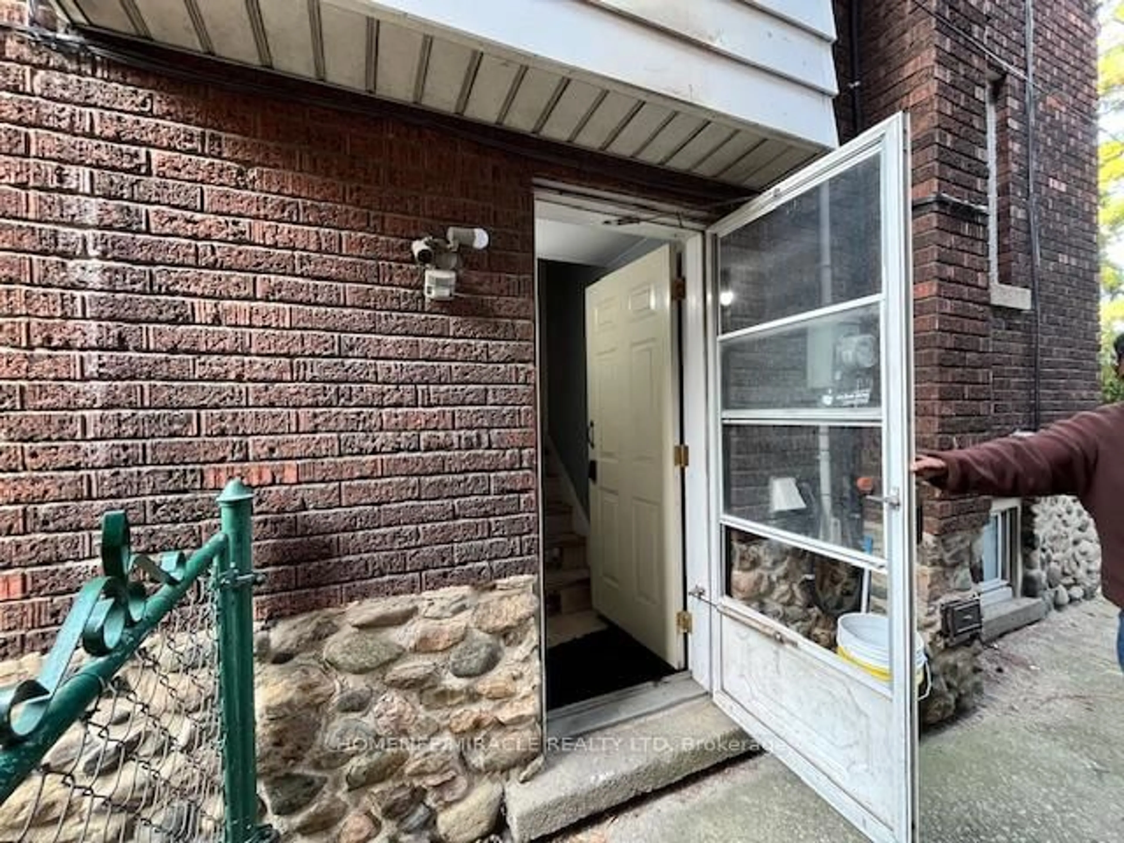 Unknown for 732 Mill St, Windsor Ontario N9C 2S2