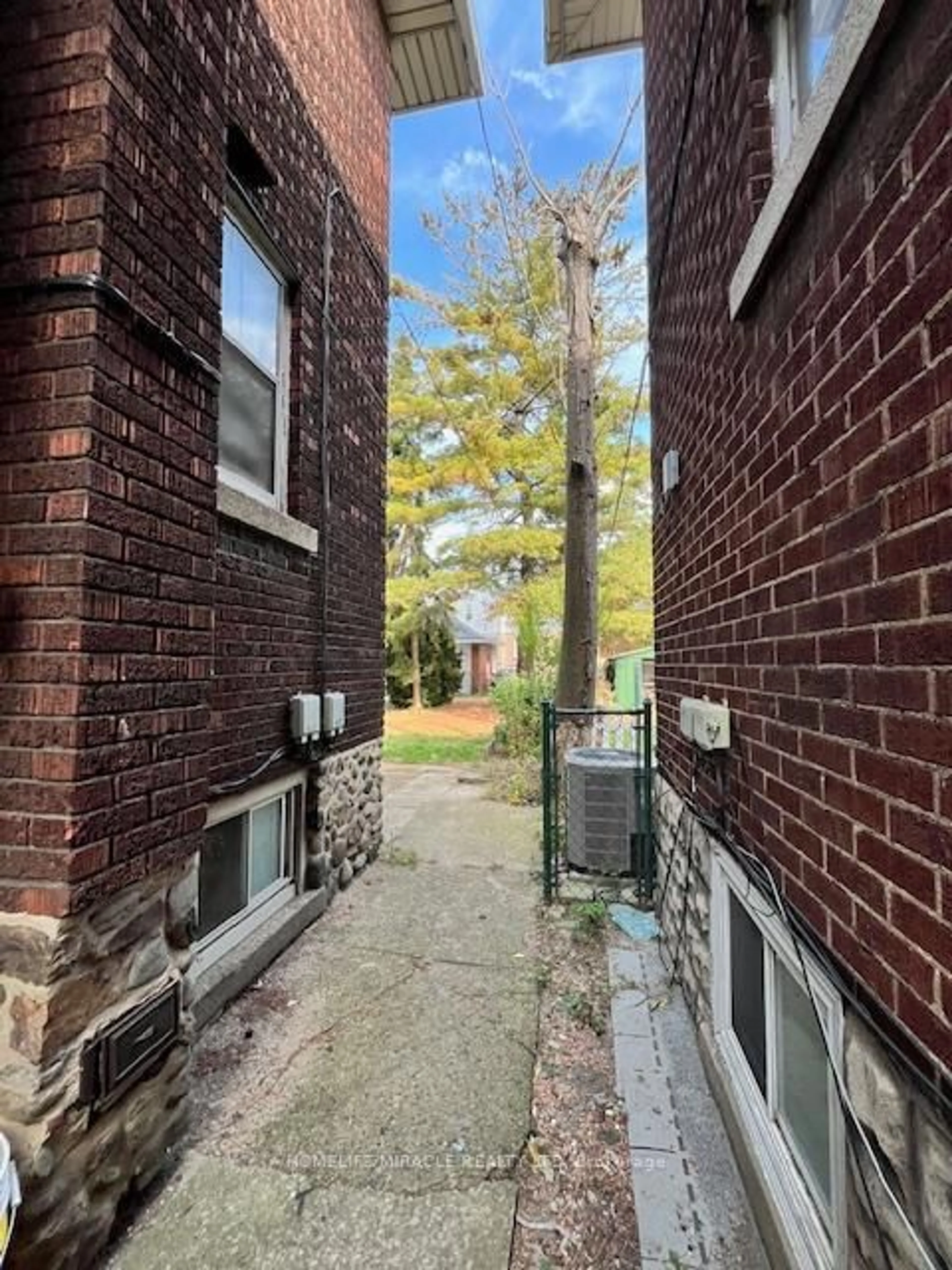 Unknown for 732 Mill St, Windsor Ontario N9C 2S2