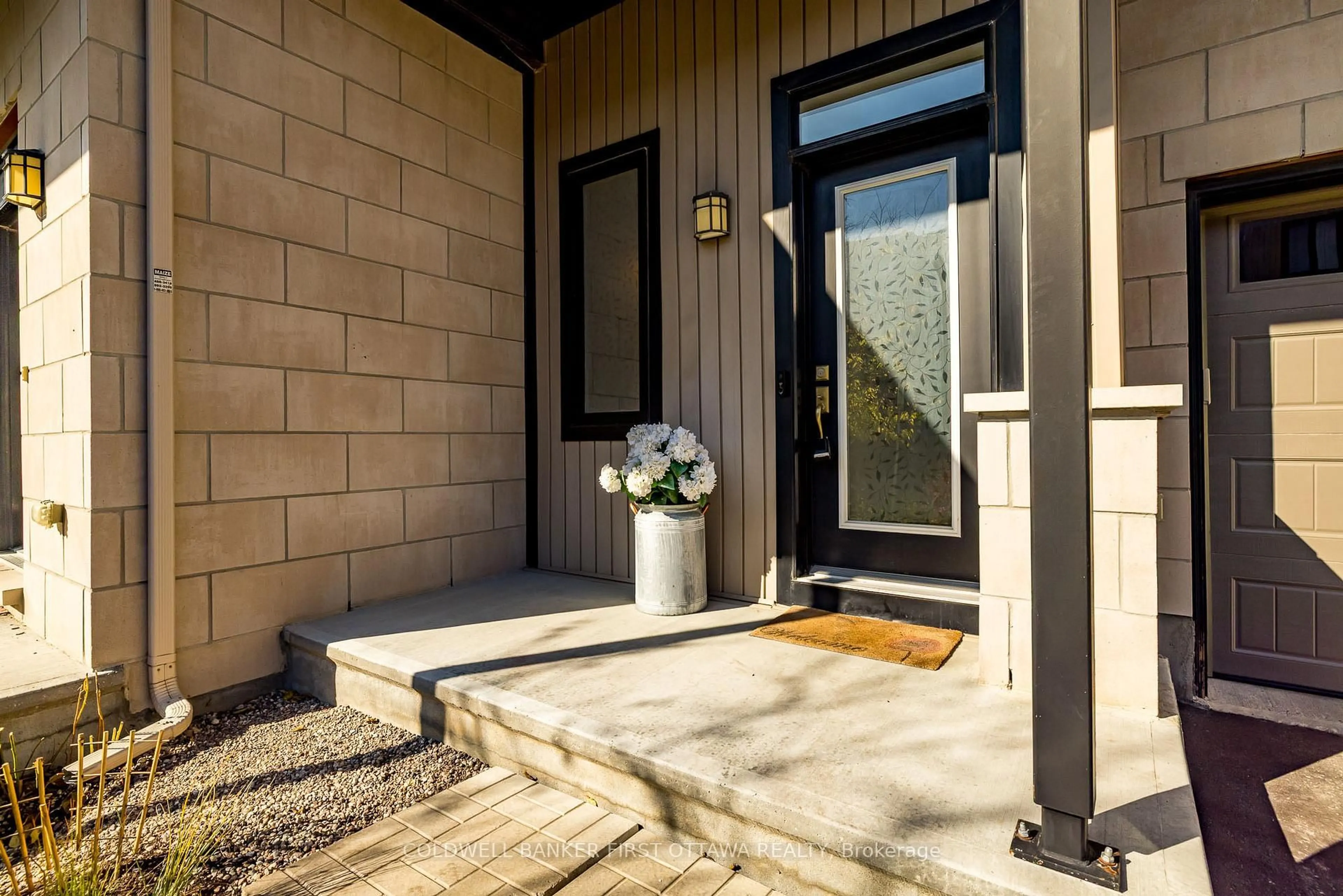 Indoor entryway for 505 RADIANT Private, Ottawa Ontario K2M 0M9