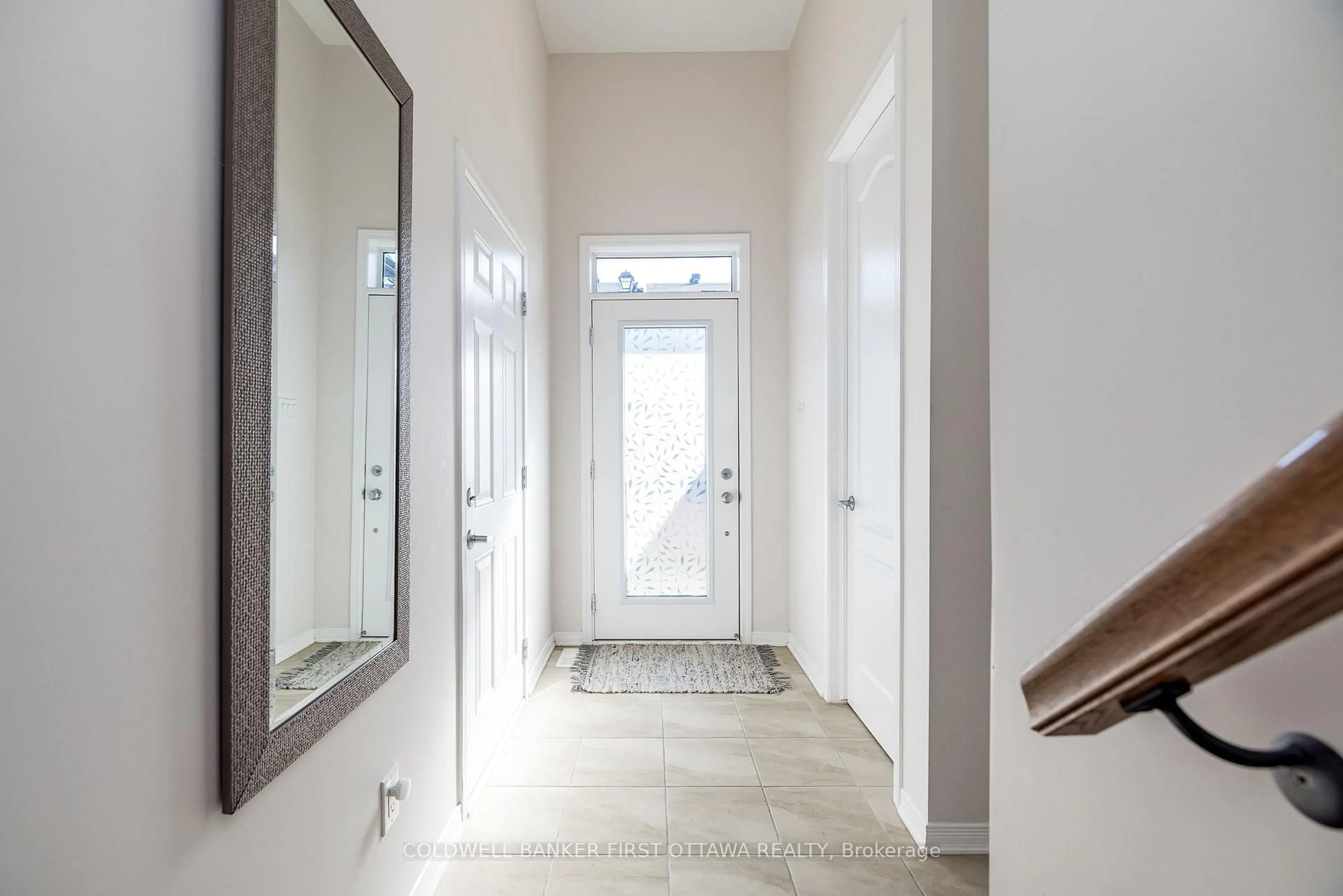 Indoor entryway for 505 RADIANT Private, Ottawa Ontario K2M 0M9