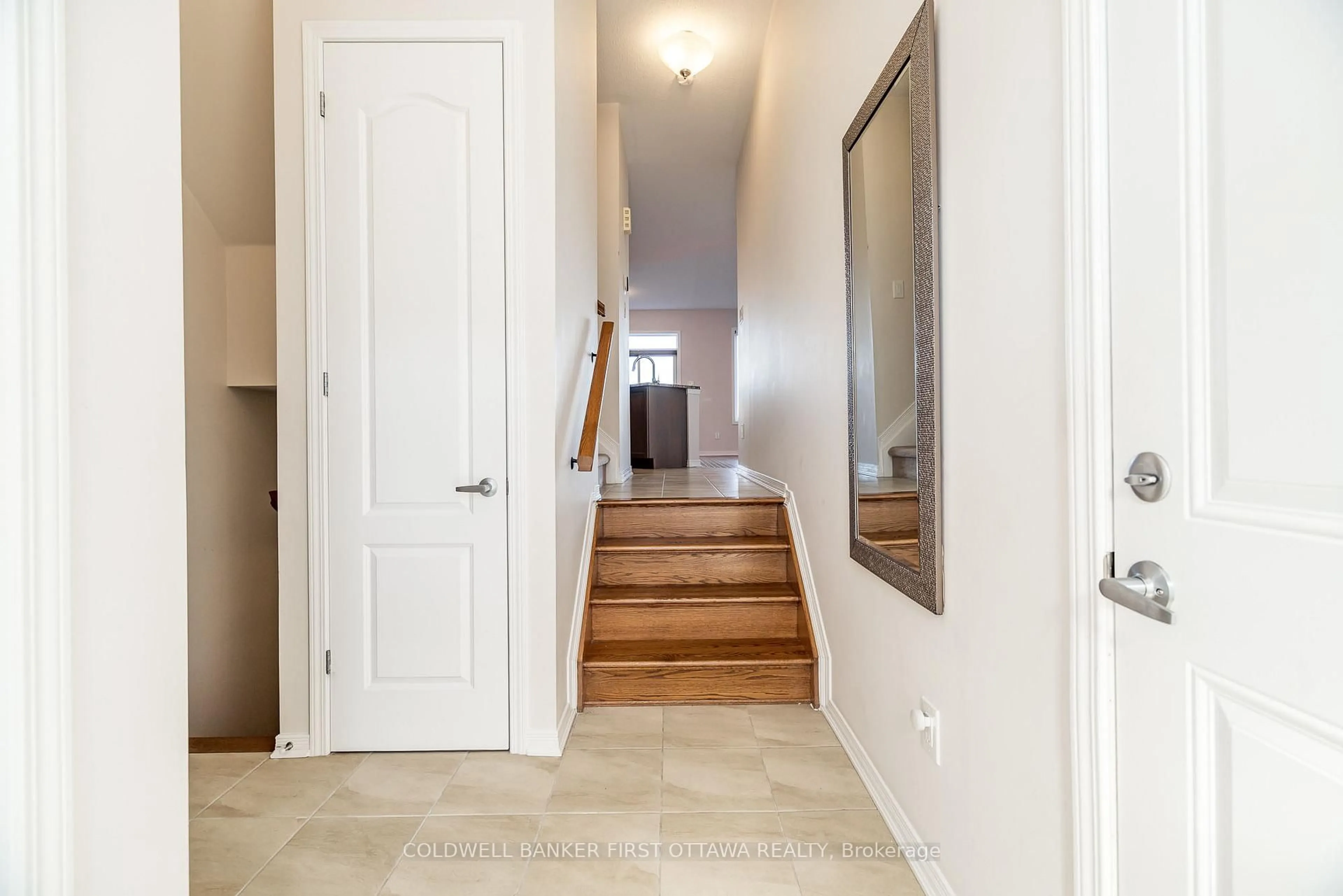 Indoor entryway for 505 RADIANT Private, Ottawa Ontario K2M 0M9