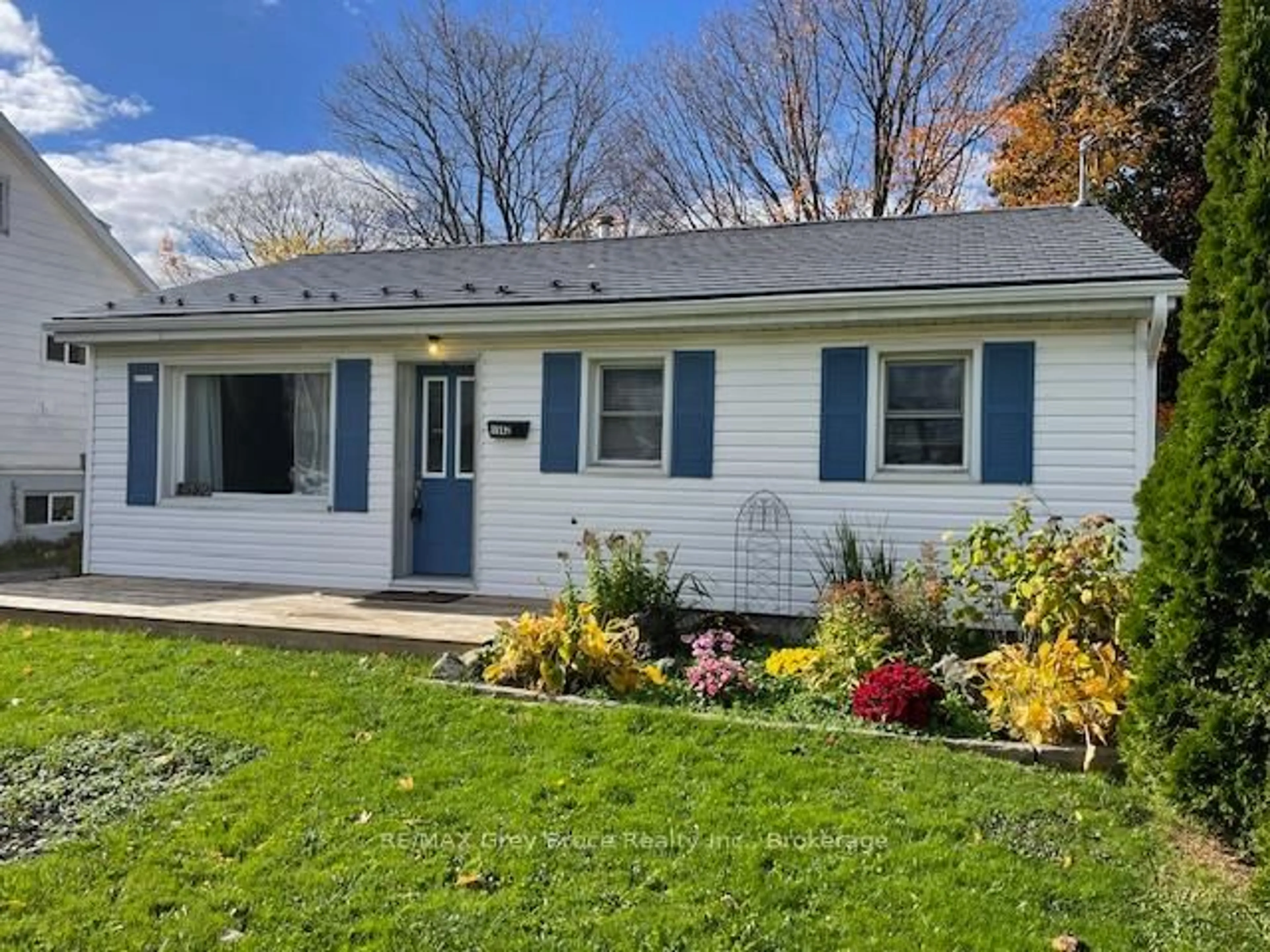 Home with vinyl exterior material, street for 1582 9TH Ave, Owen Sound Ontario N4K 3G3