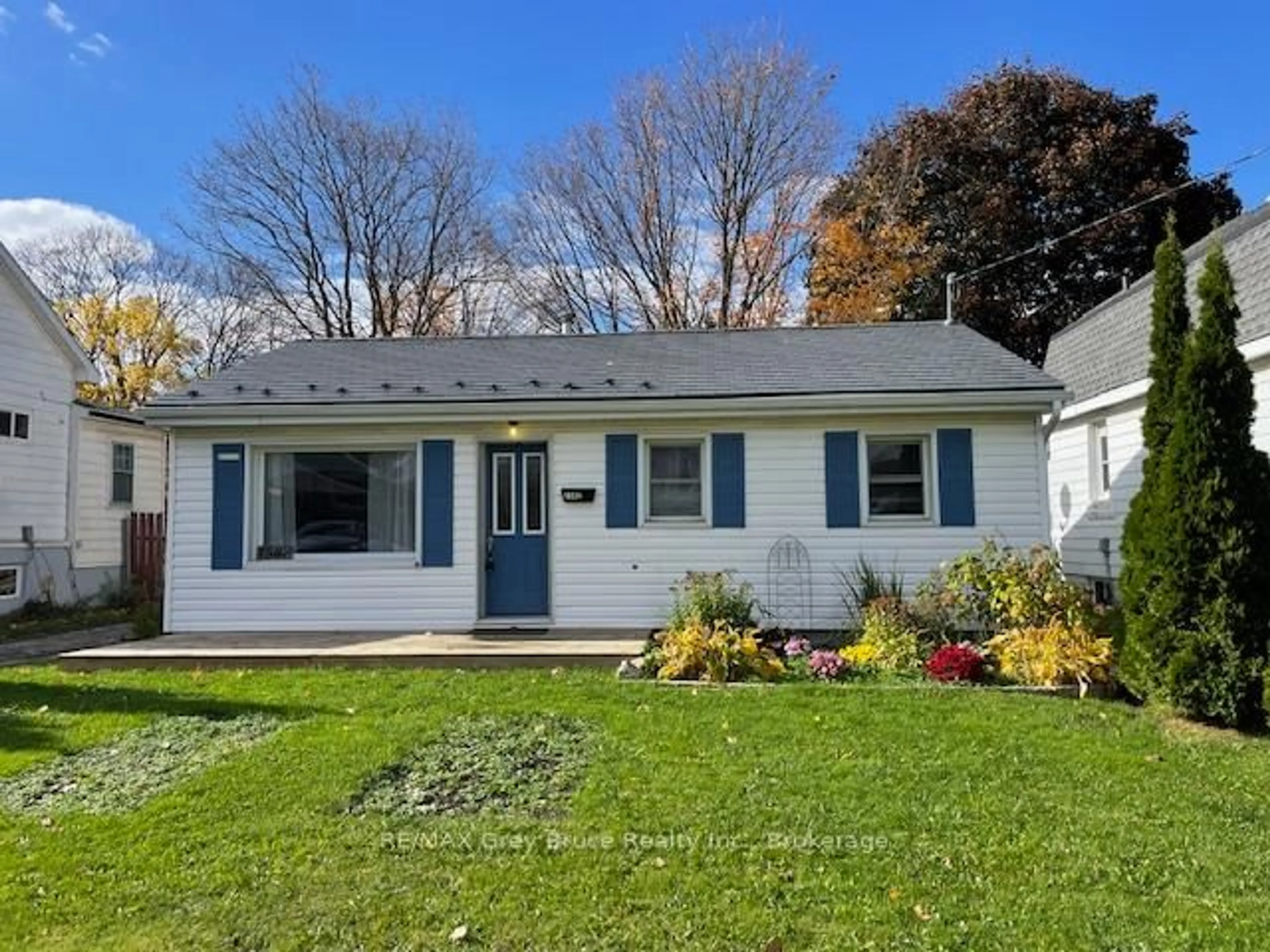 Home with vinyl exterior material, street for 1582 9TH Ave, Owen Sound Ontario N4K 3G3