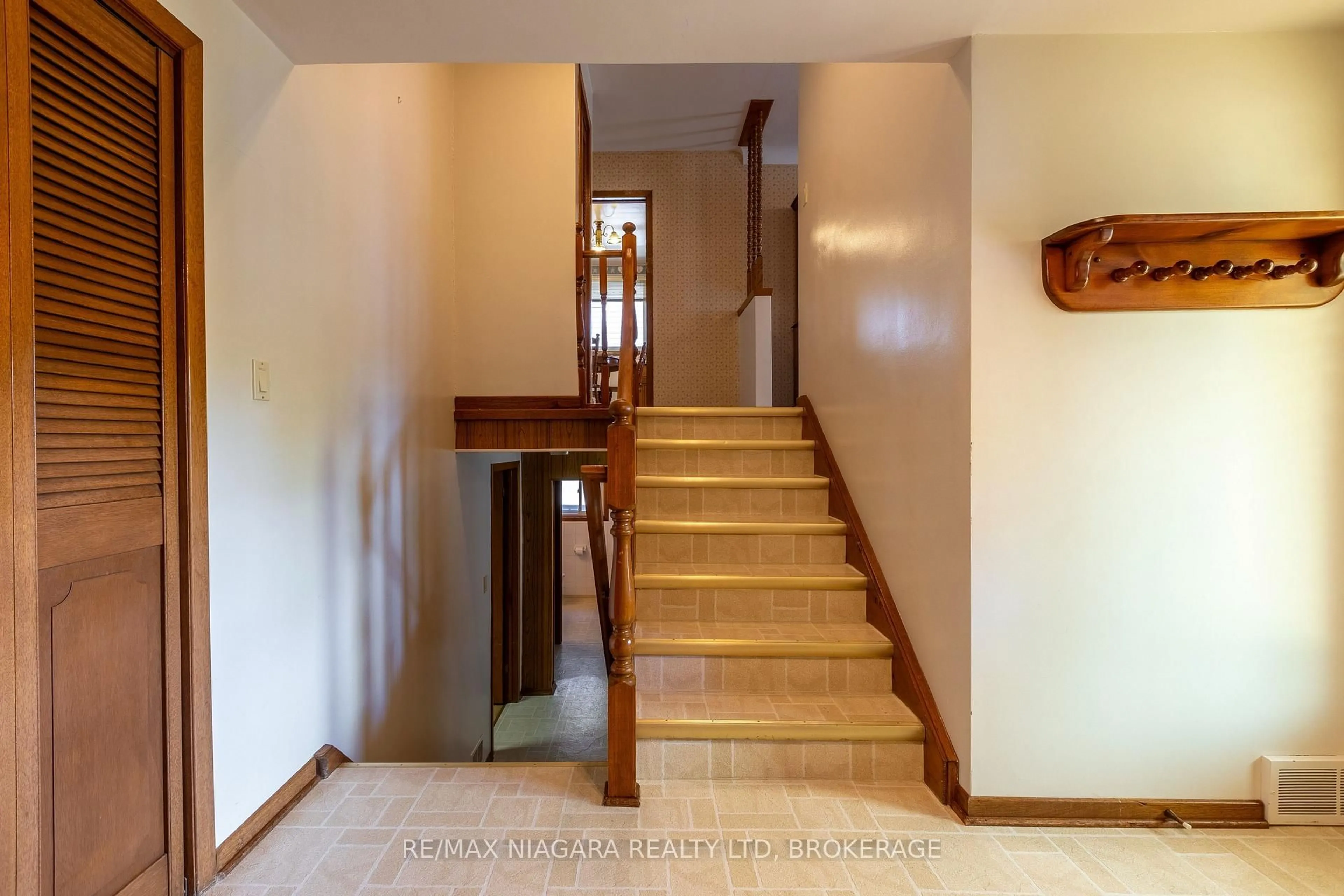 Indoor foyer for 82 Westwood Cres, Welland Ontario L3C 4R3