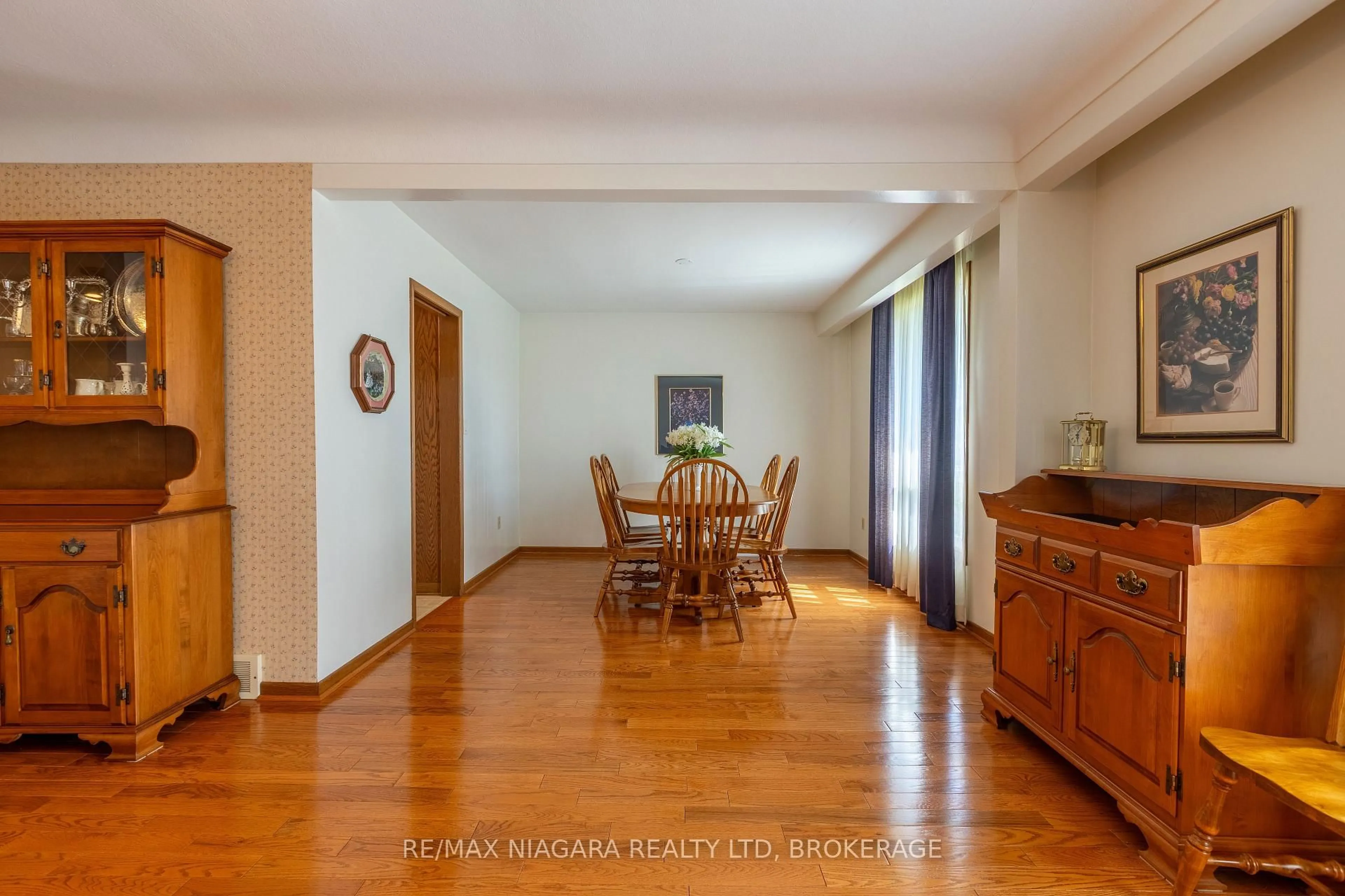 Dining room, wood/laminate floor for 82 Westwood Cres, Welland Ontario L3C 4R3